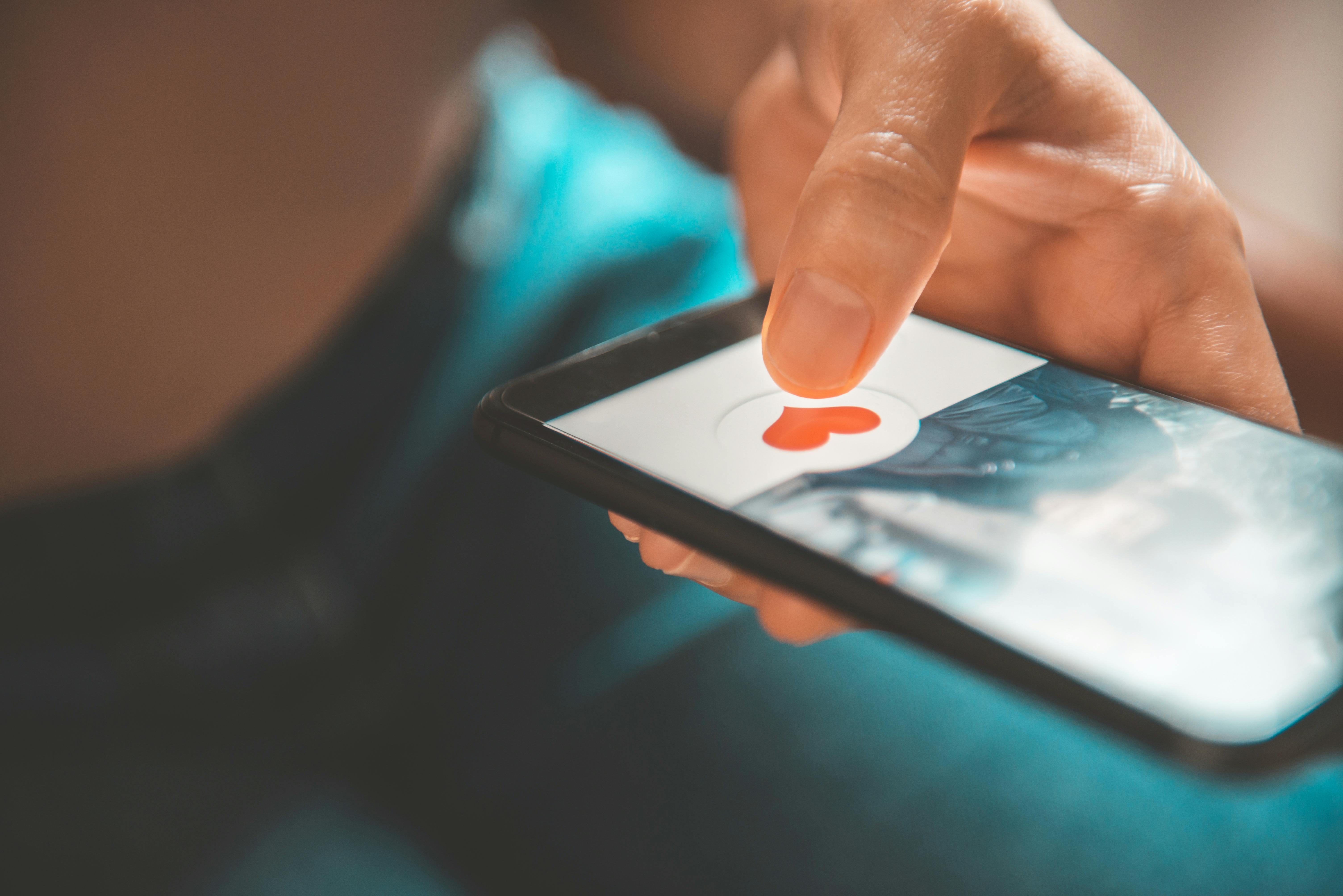Dit stjernetegn har indflydelse på, hvordan du opfører dig på datingapps. Person swiper på datingapp