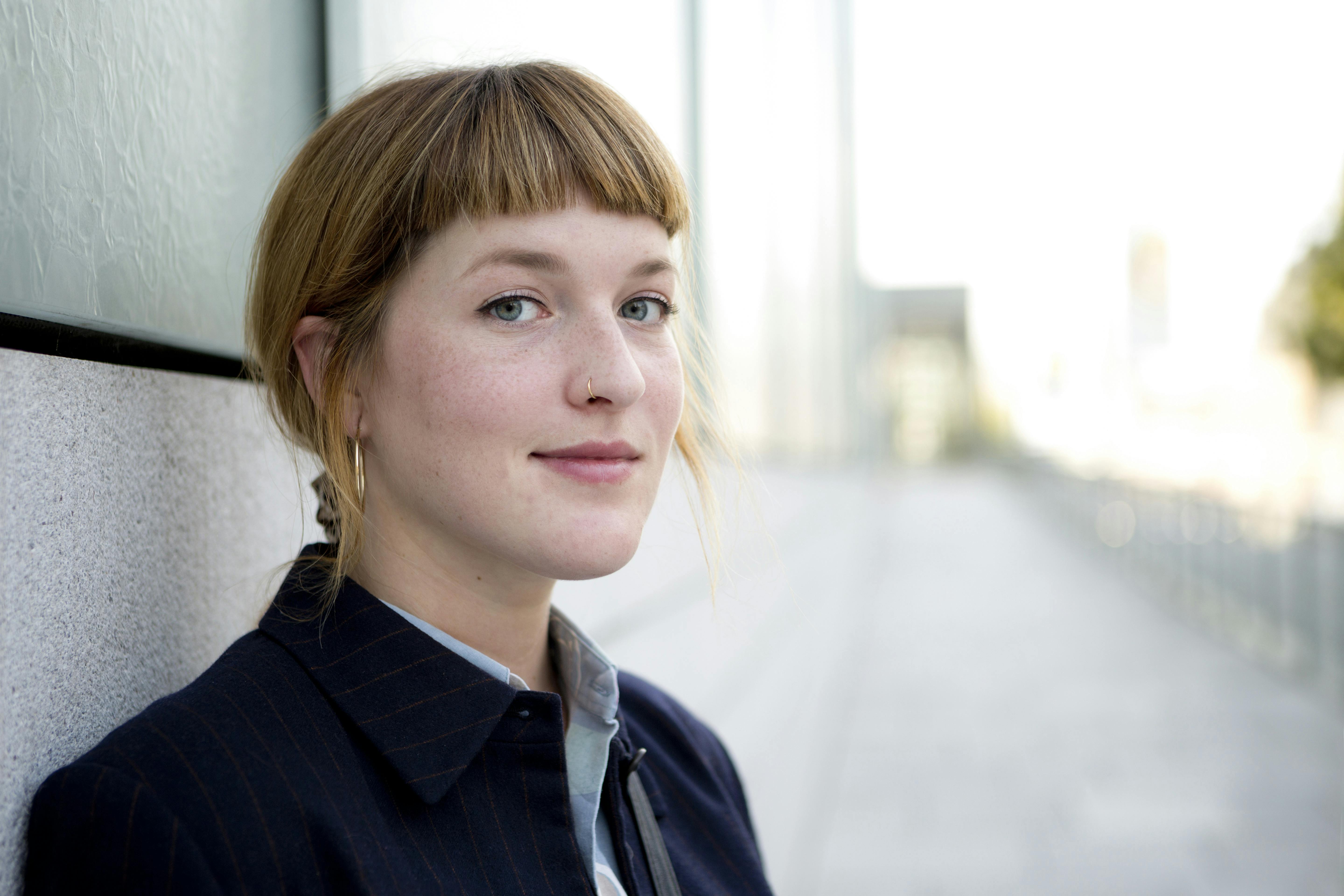 En teksturspray, kan være dit pandehårs bedsteven Kvinde med kort pandehår