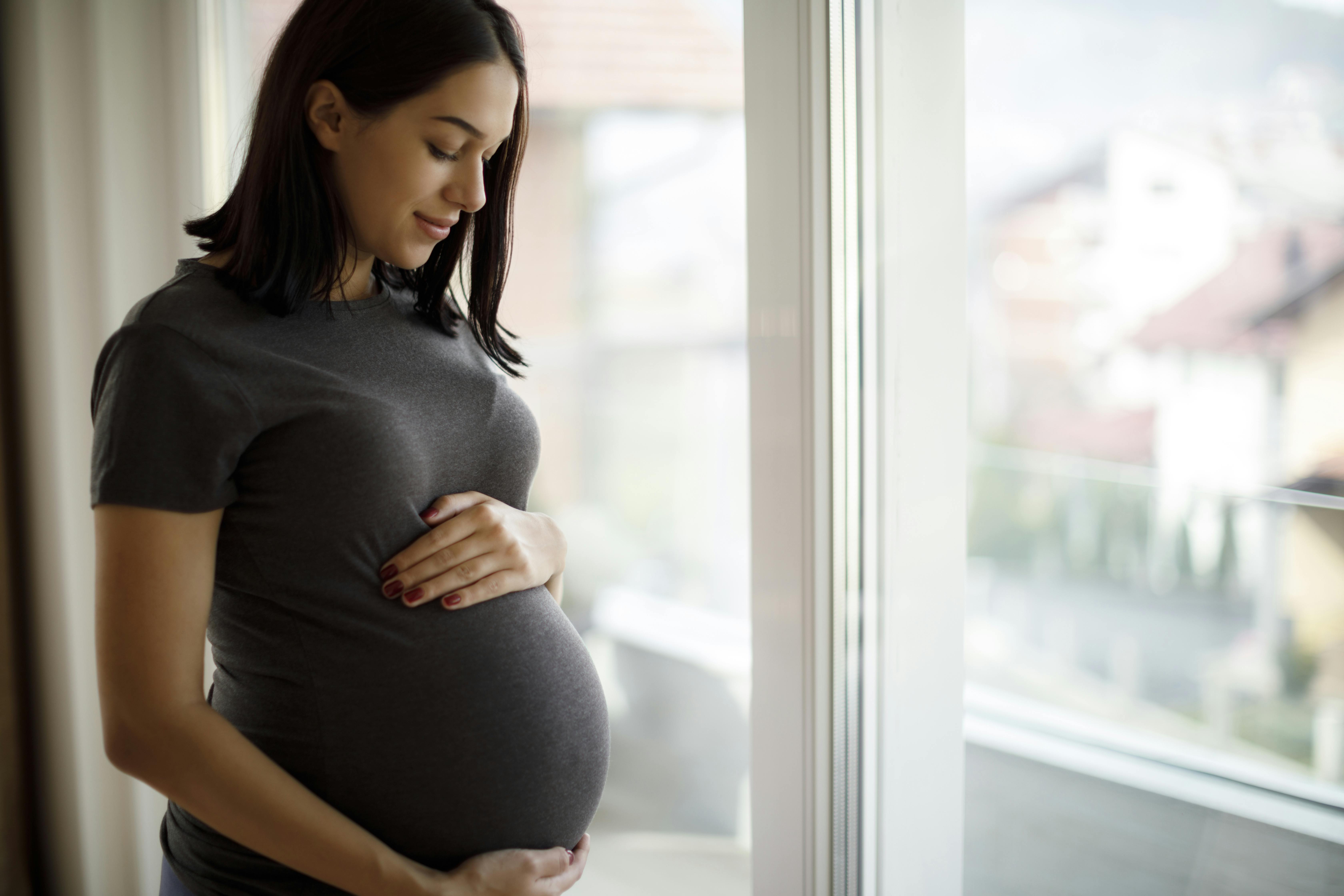 De fleste kvinder oplever, at de får veer inden vandet går. Gravid kvinde