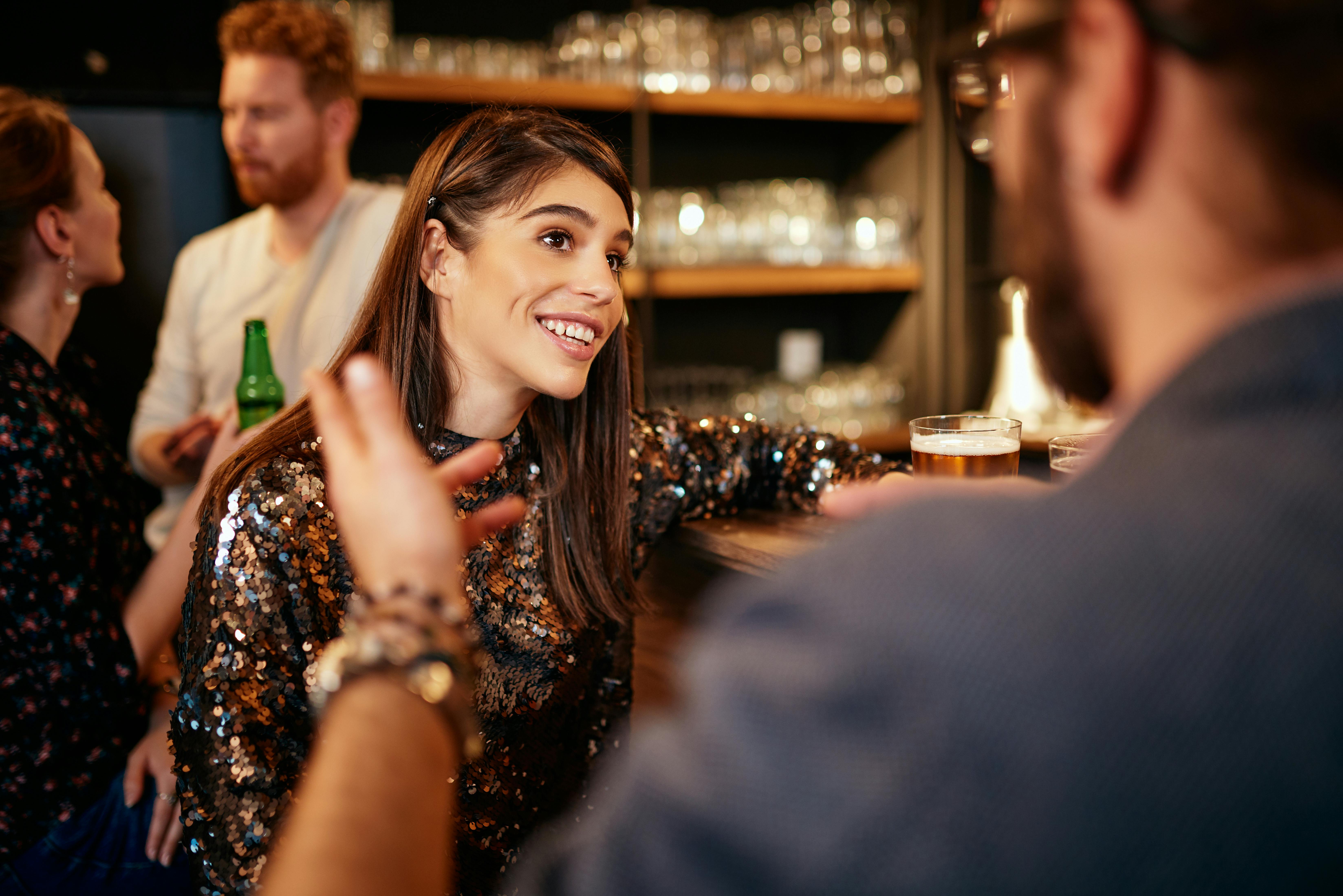 Vejen til Tvillingens hjerte er at fortælle den, at den minder om en wifi-router. Par flirter i en bar med scorereplikker til stjernetegn