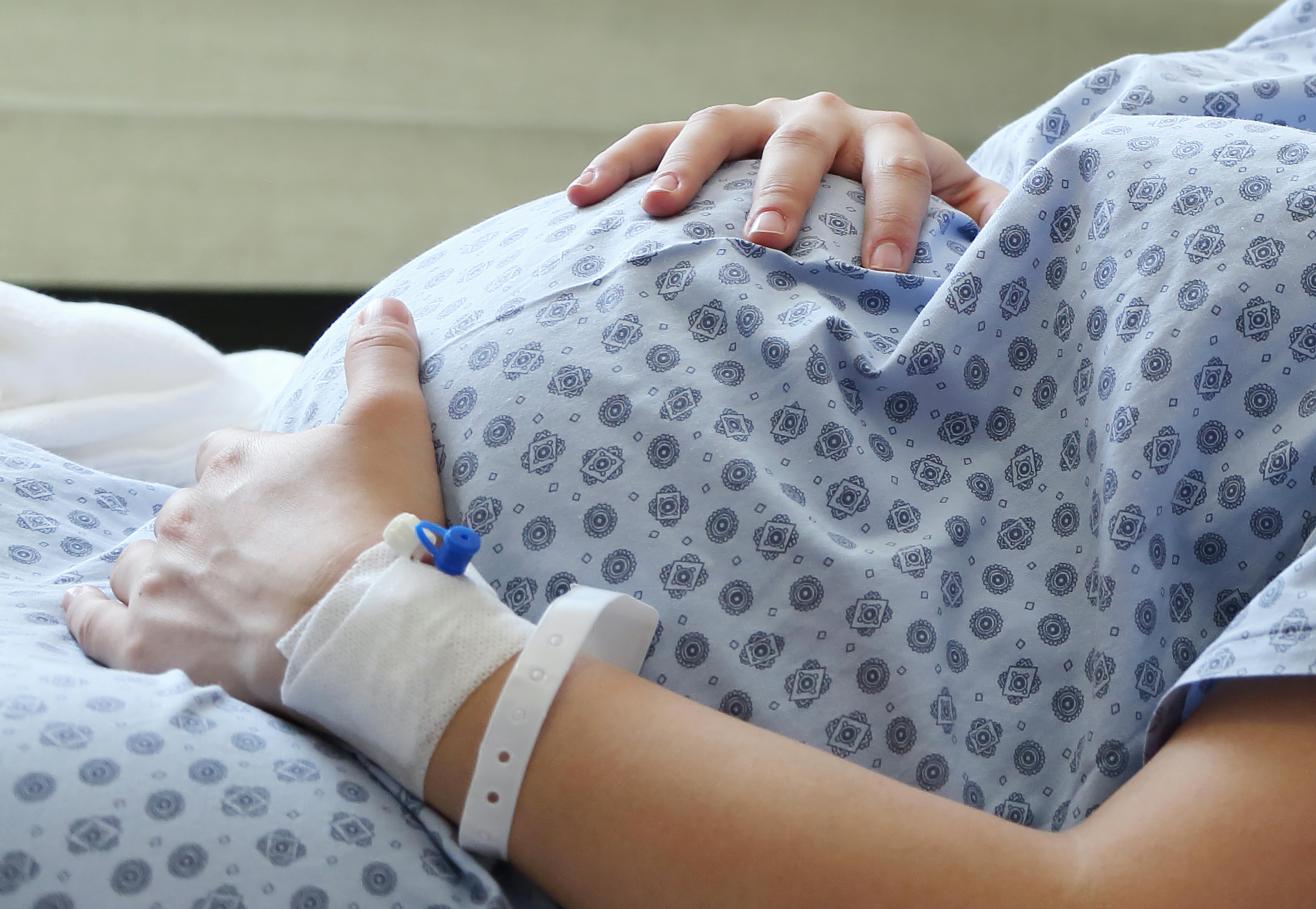 Du skal til en ambulant kontrol, når du skal sættes igen, hvis du ikke har født i eller efter uge 41 af graviditeten. Kvinde, der er gravid i uge 41, ligger i hospitalseng