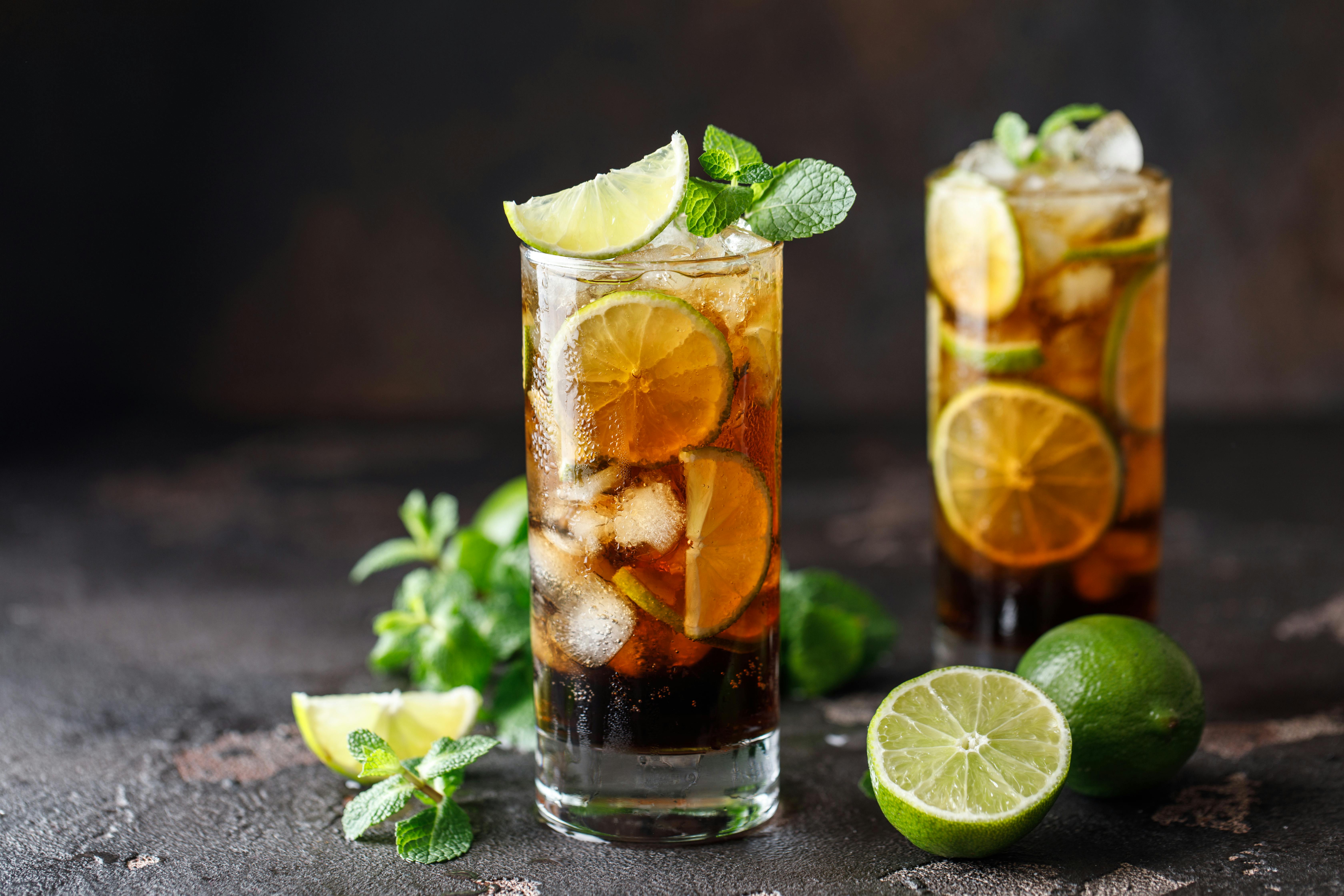Simpel men effektiv drink med rom. Cuba Libre, rom og cola, drink med rom, mørk rom
