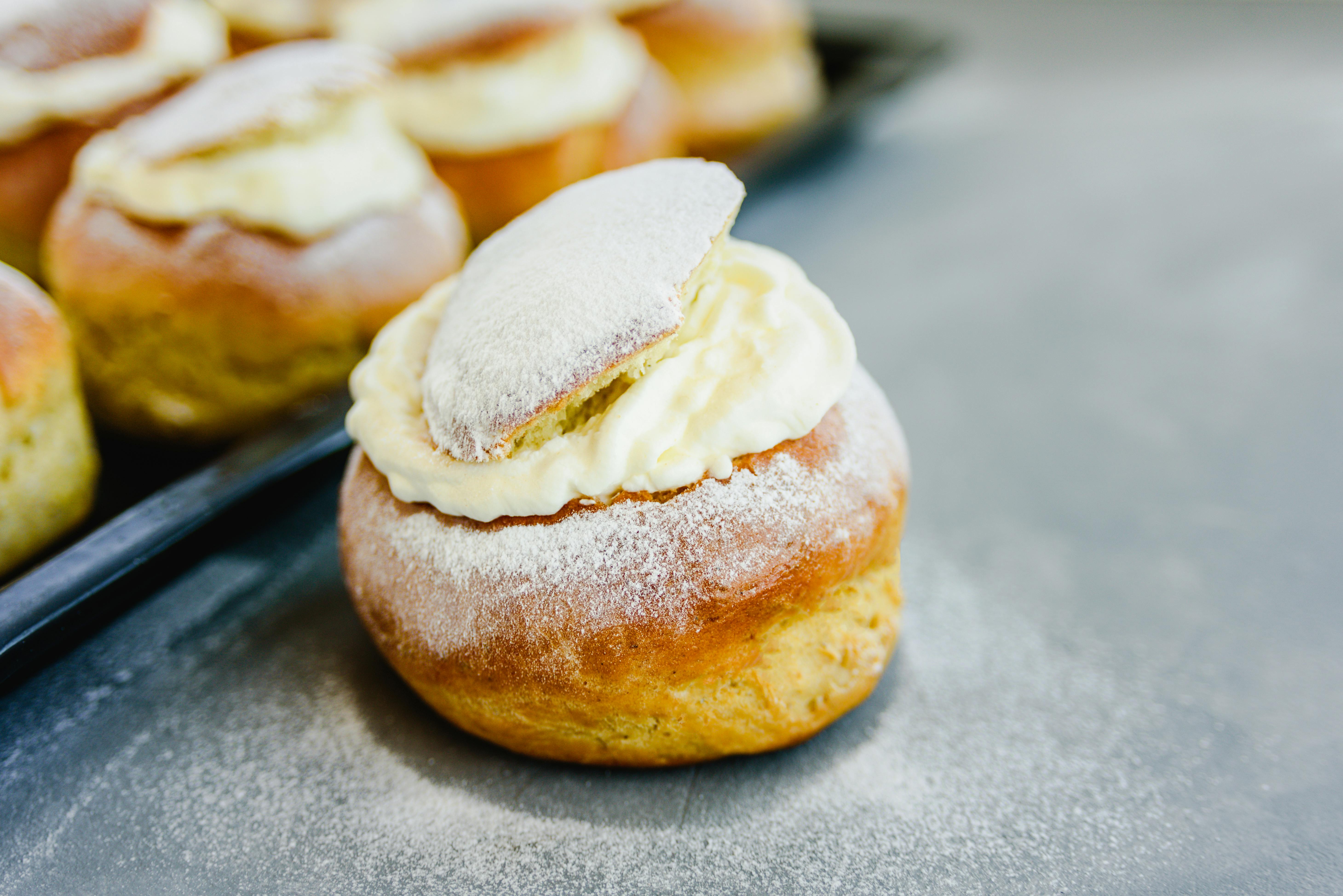 Den svenske fastelavnsbolle hedder en Semlor, og den kan du også finde i mange danske bagerier. Fastelavnsboller