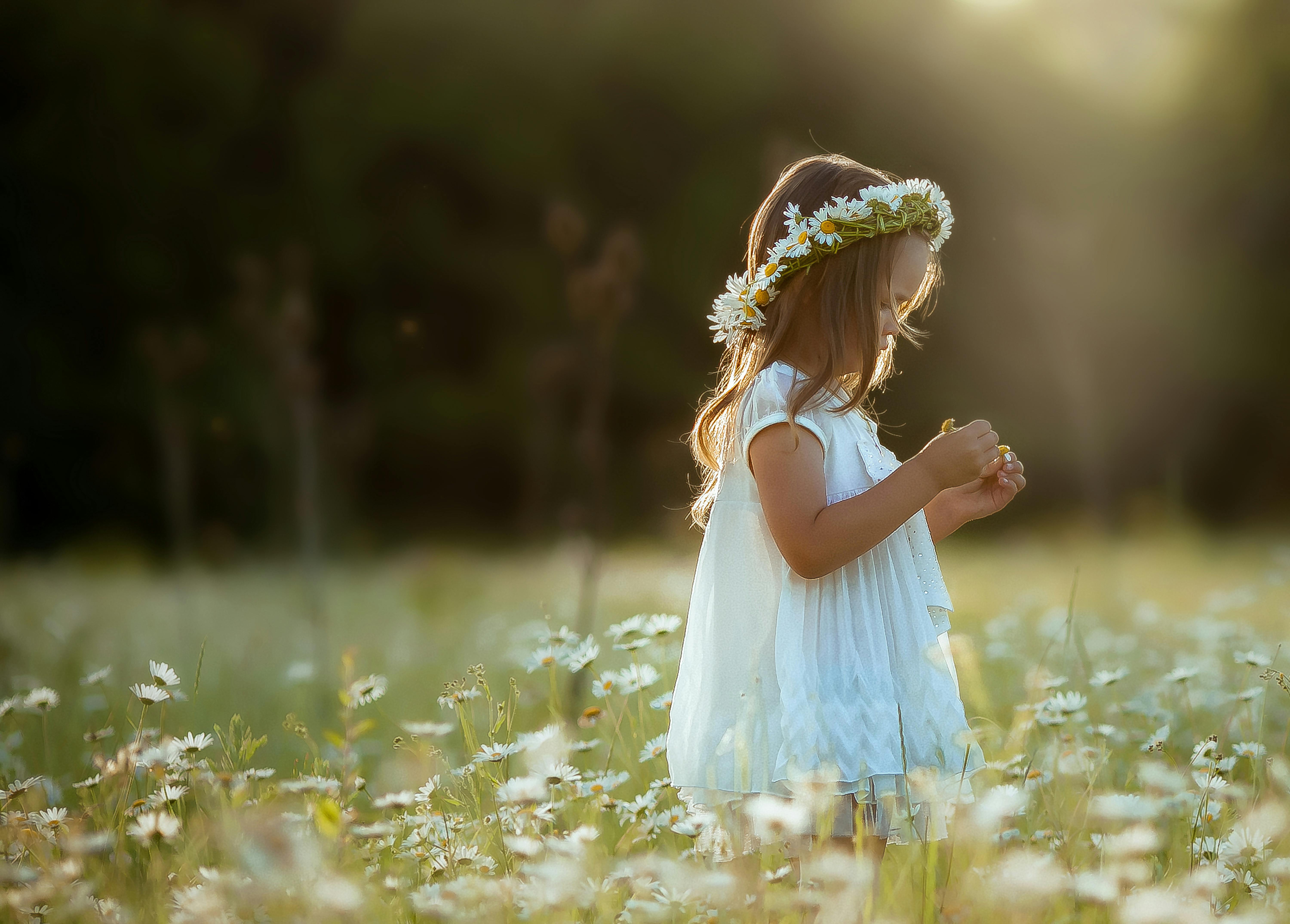 Silke er et bud på et pigenavn med S til denne lille, søde pige. Pige med blomsterkrans, der hedder pigenavn med S