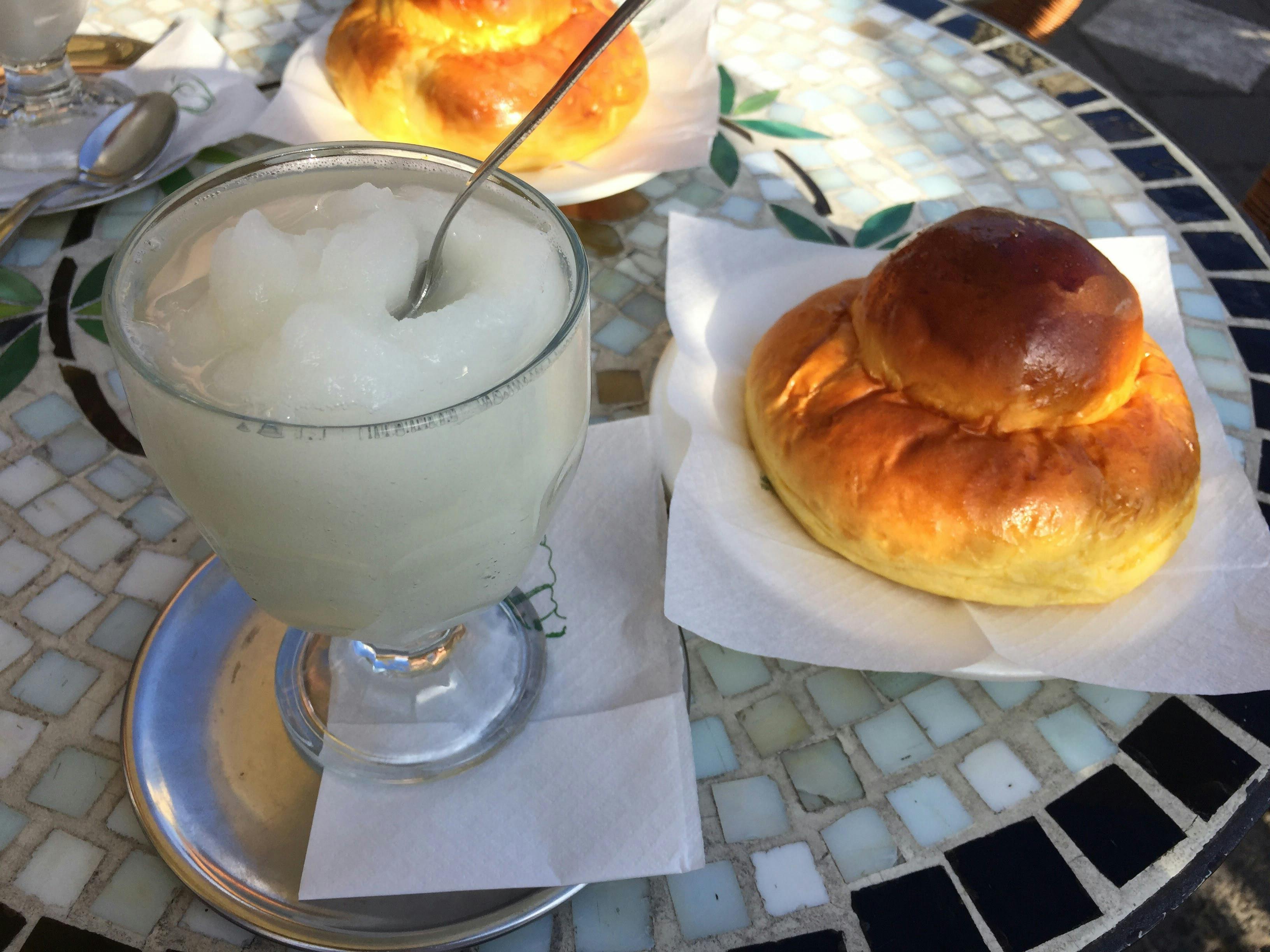 Typisk siciliansk morgenmad: Granita med brioche. Italien, Sicilien