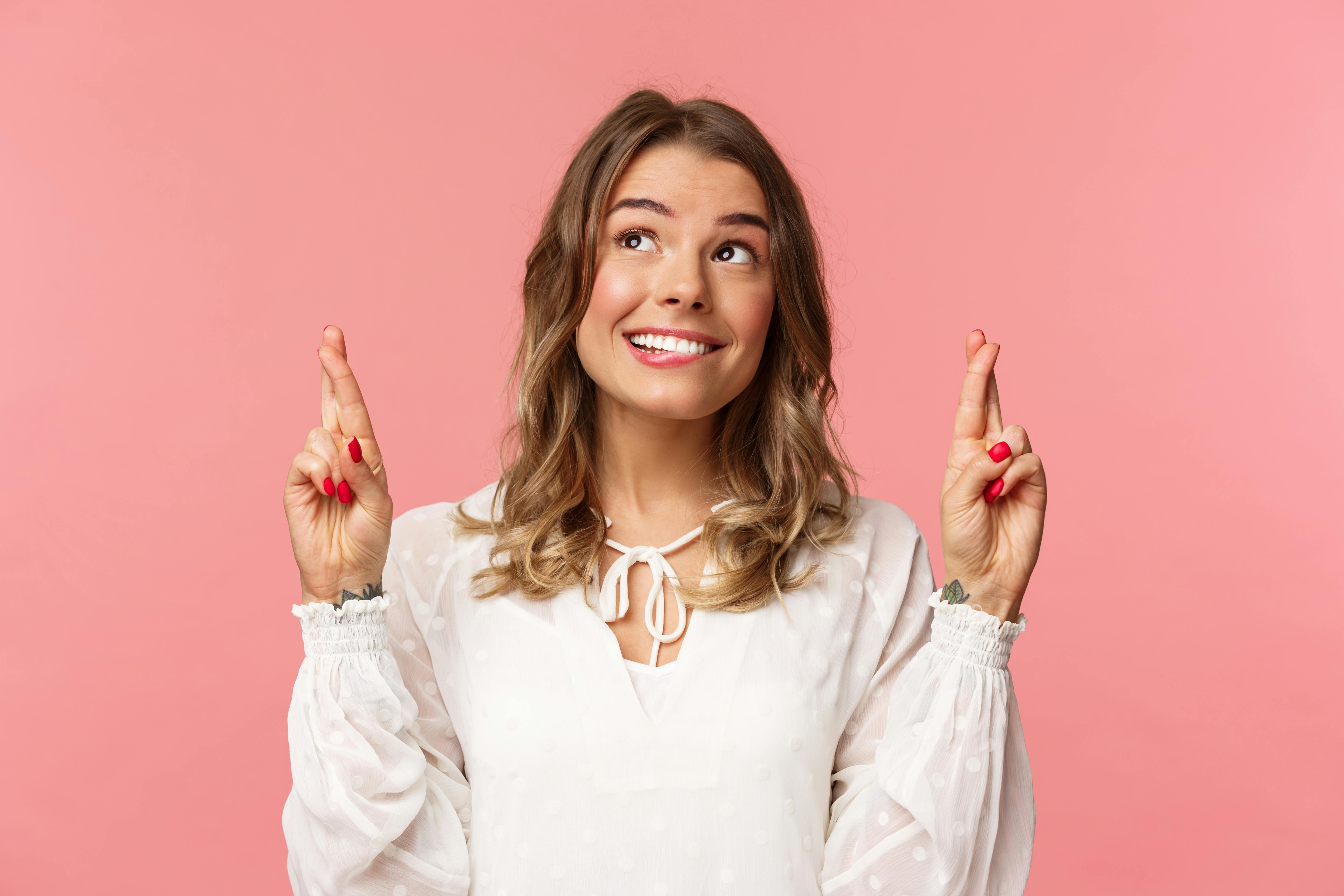 Må dine lykketal være med dig lykketal, stjernetegn, horoskop, dagens horoskop, kvinde krydser fingre