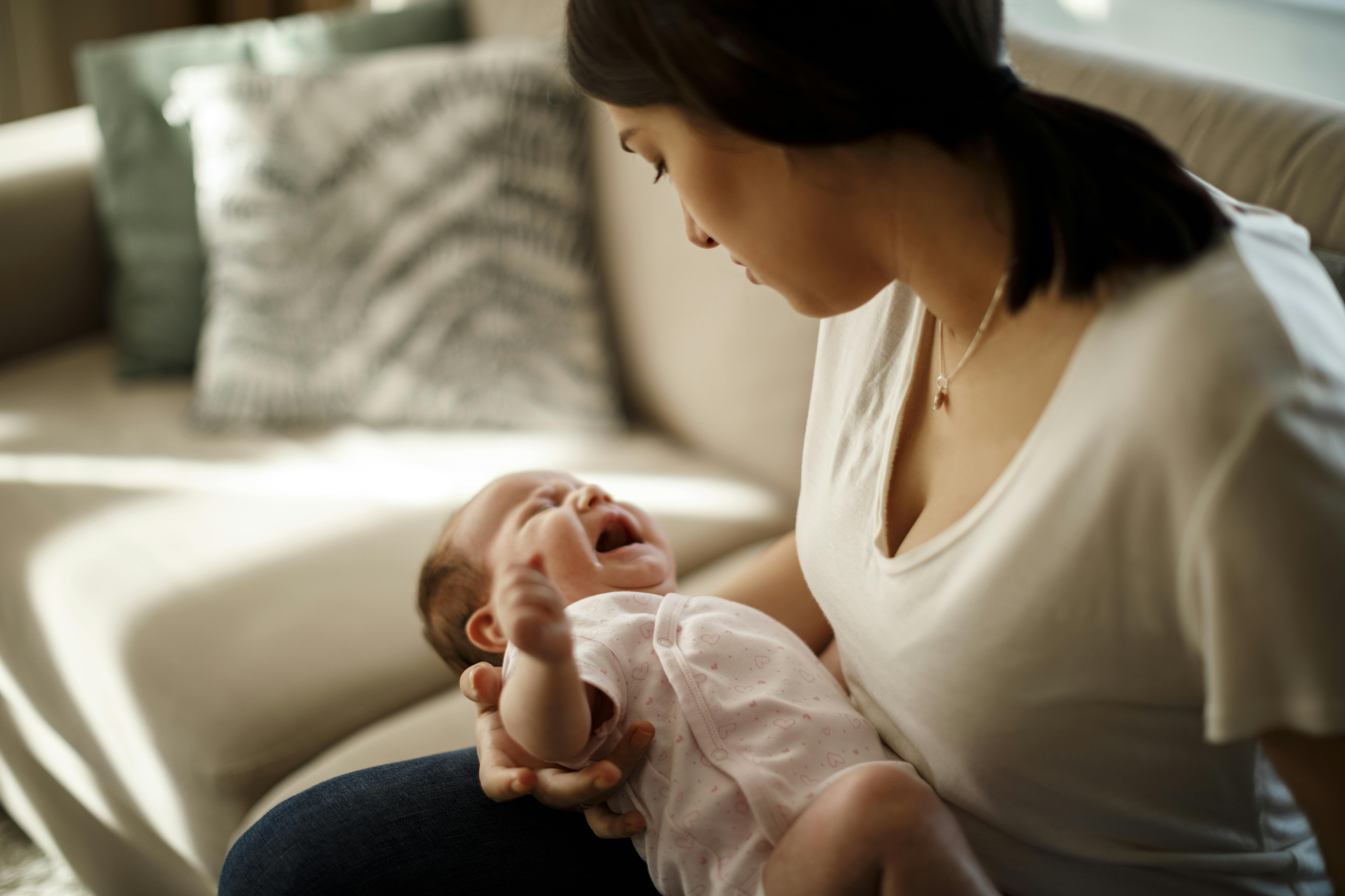 Både psykologi og biologi kan have indvirkning på en fødselsdepression. Mor med grædende baby