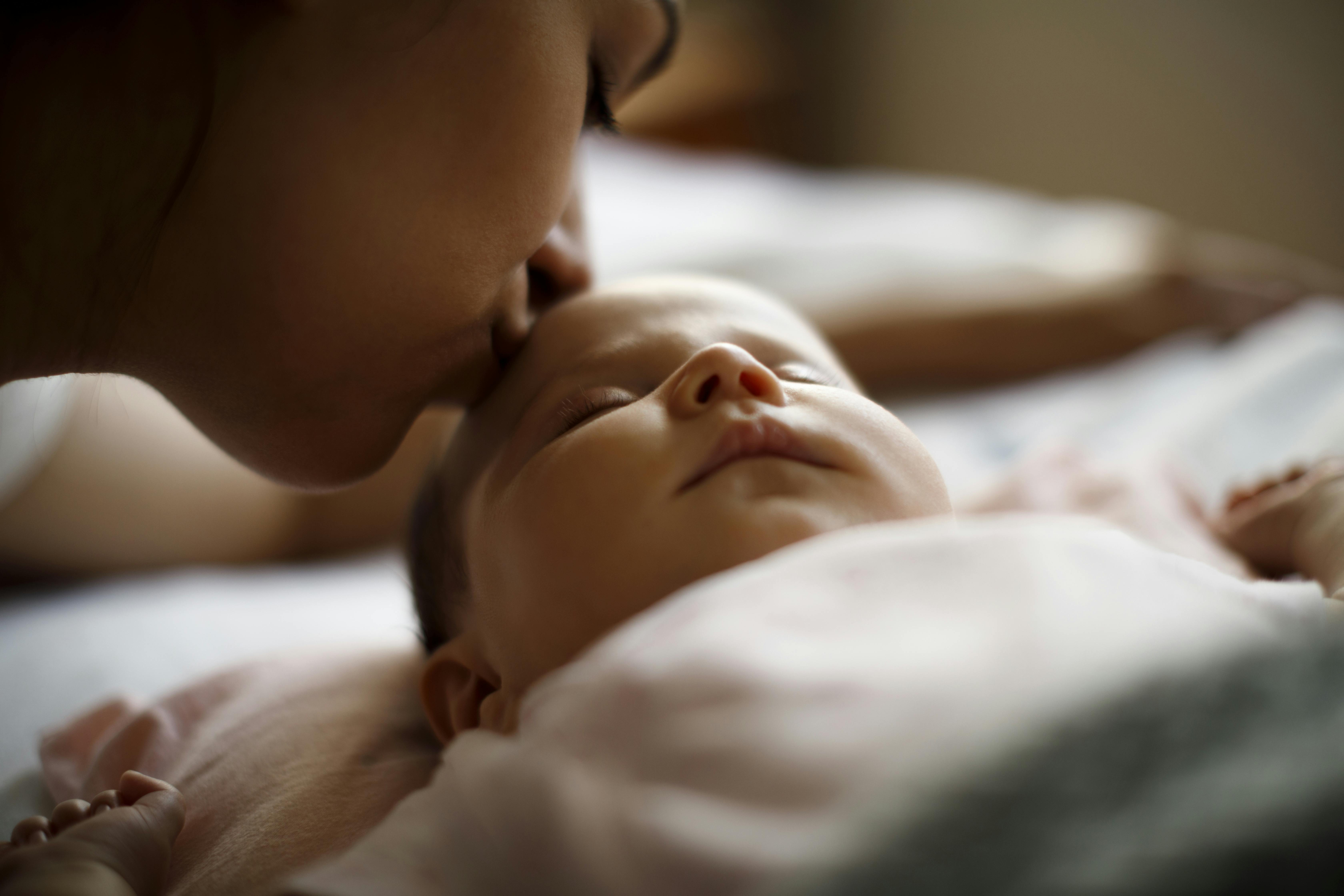 Kit, Kis og Kea er blandt de søde og korte pigenavne med K. Mor kysser baby