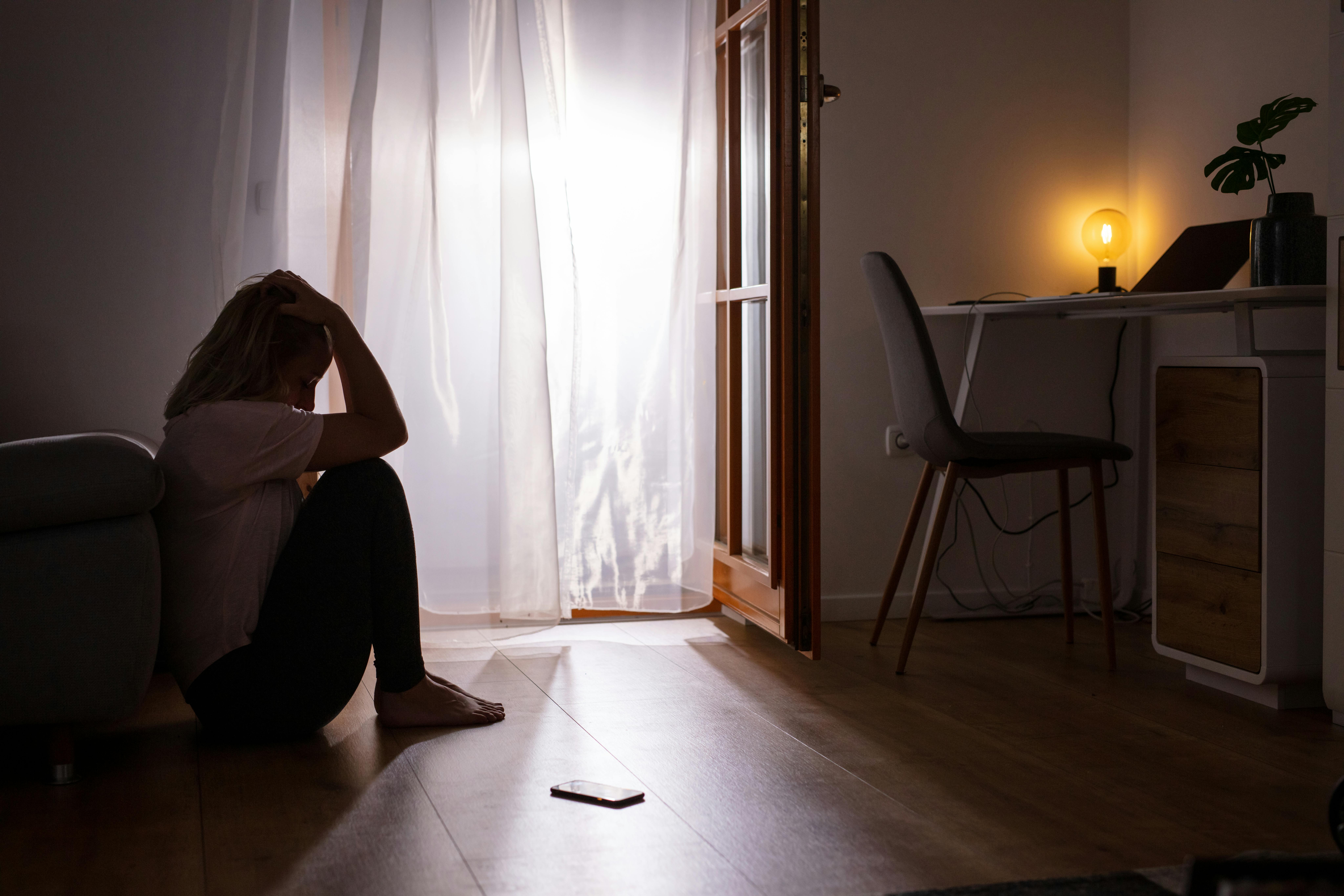 Gaslighting kan føre til depression. Deprimeret kvinde