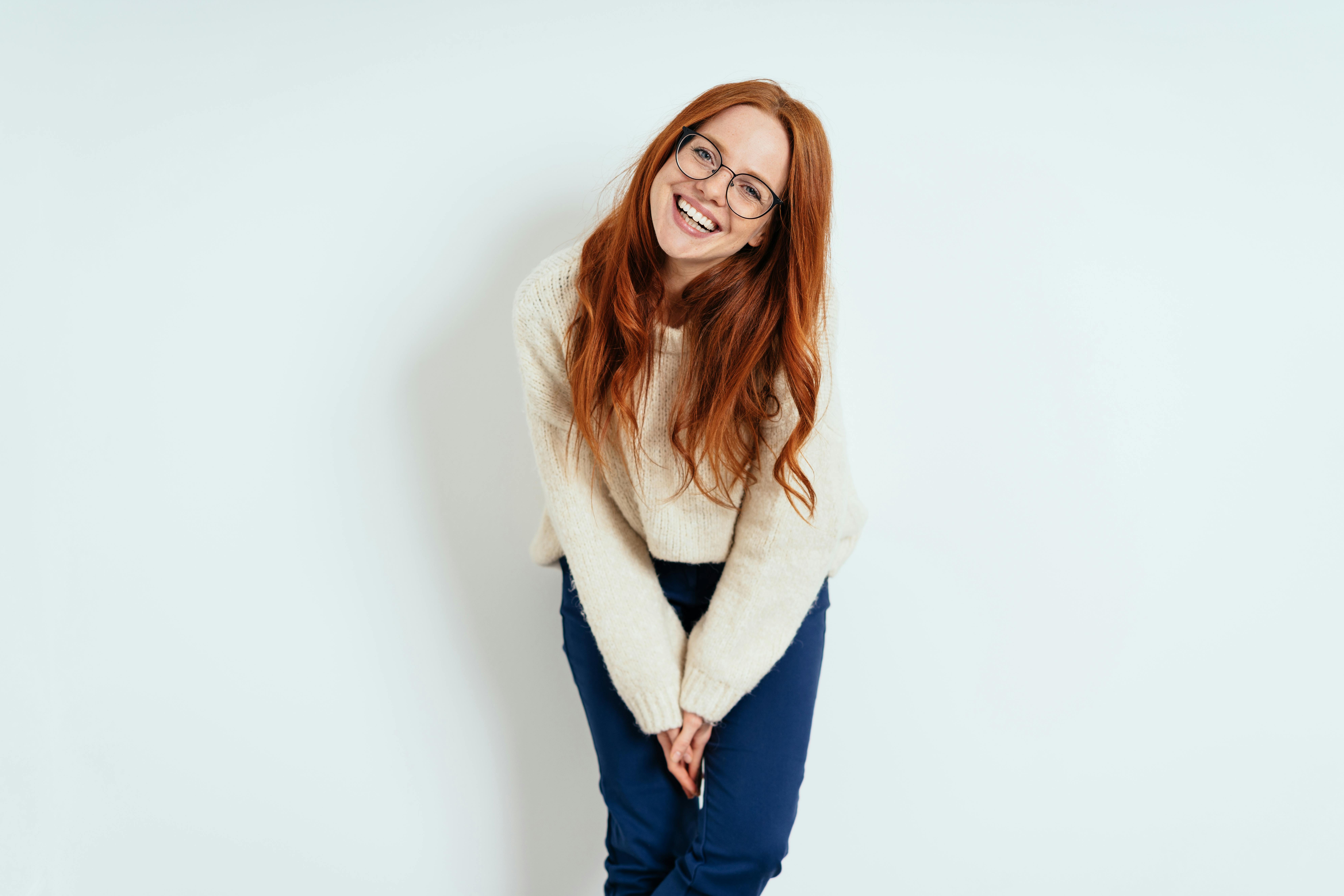 Hvordan kommer du igang med affirmationer? Det fortæller vi dig her! Glad kvinde laver affirmationer