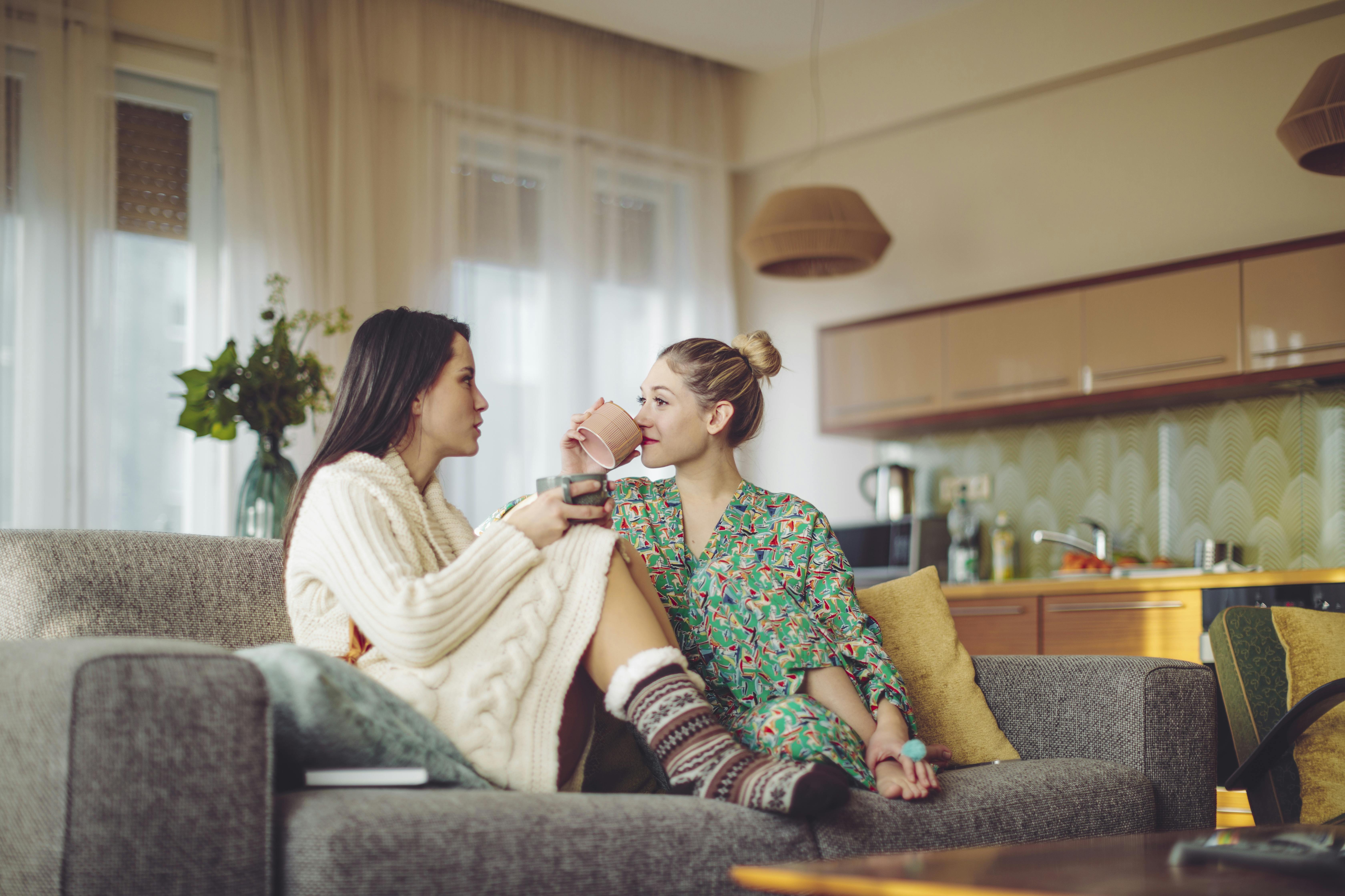 Har I hørt, I ikke kan blive gravide med PCOS? Og ved I, om det er sandt? Kvinder drikker kaffe og snakker