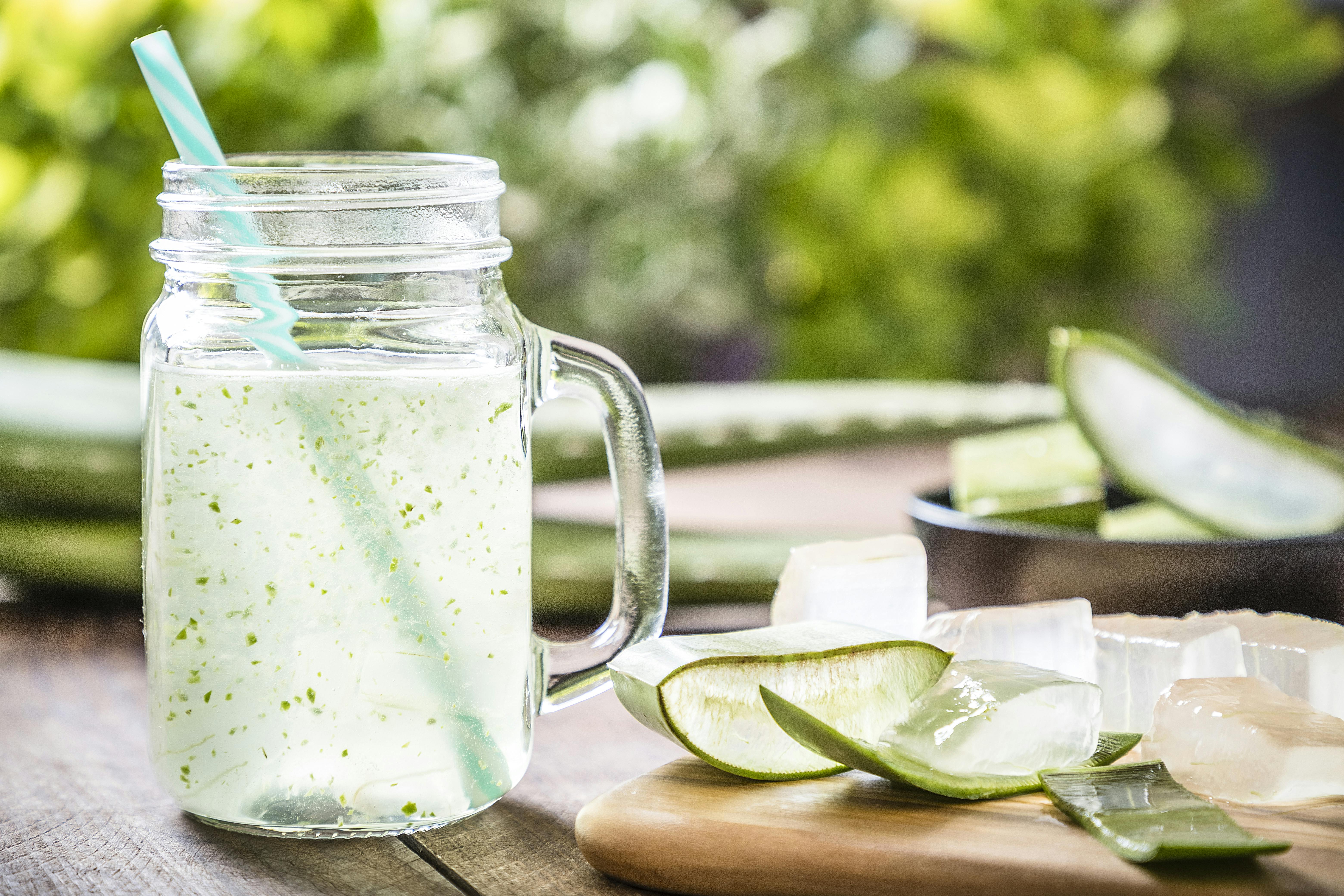 Vidste du, at du faktisk kan lave din egen Aloe Vera drik? Aloe Vera drik