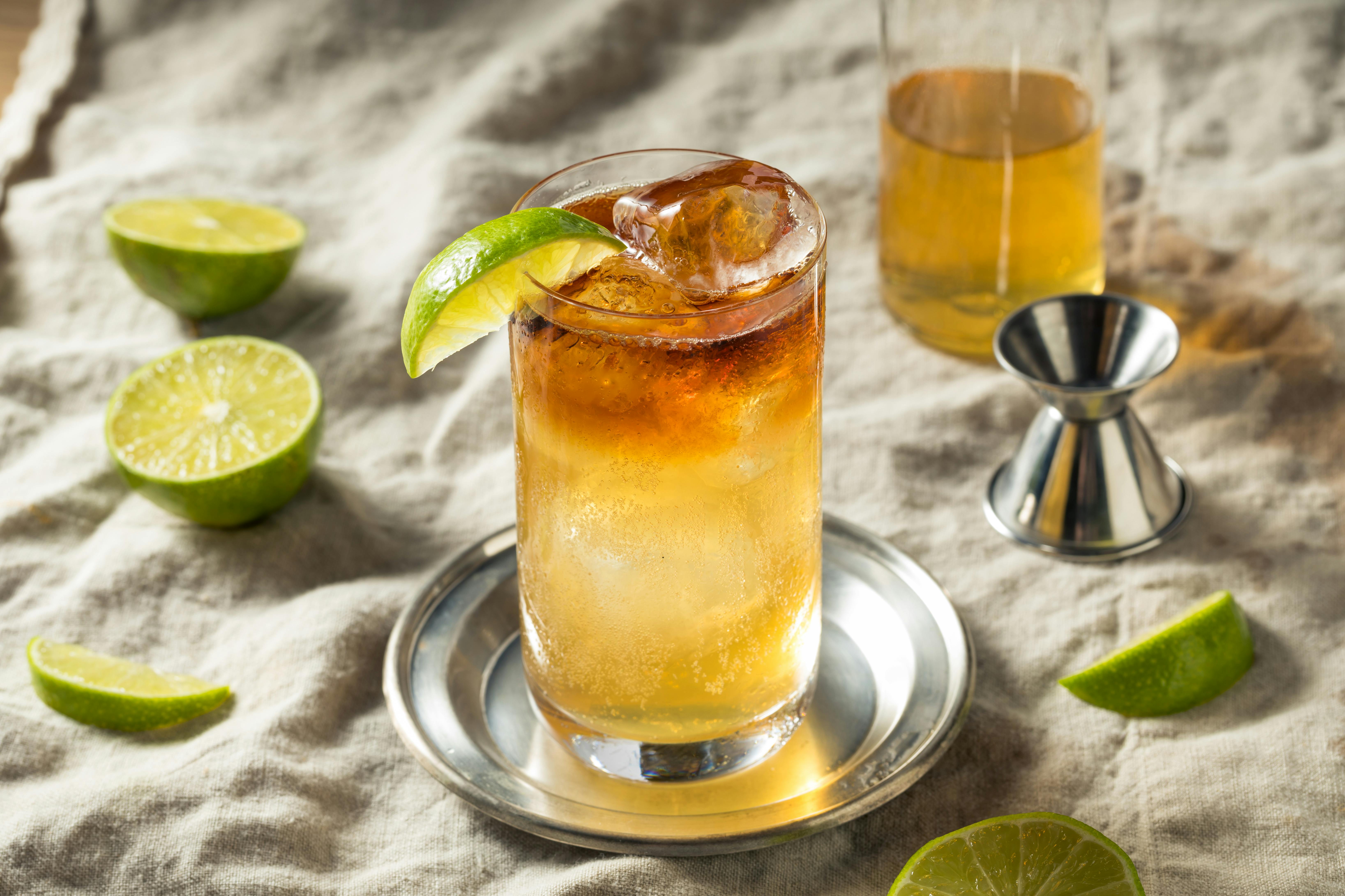 Den bedste drink med rom til dig, der godt vil have et ingefær-twist. dark n stomry, dark and stormy, drinks med rom, romdrink, mørkrom