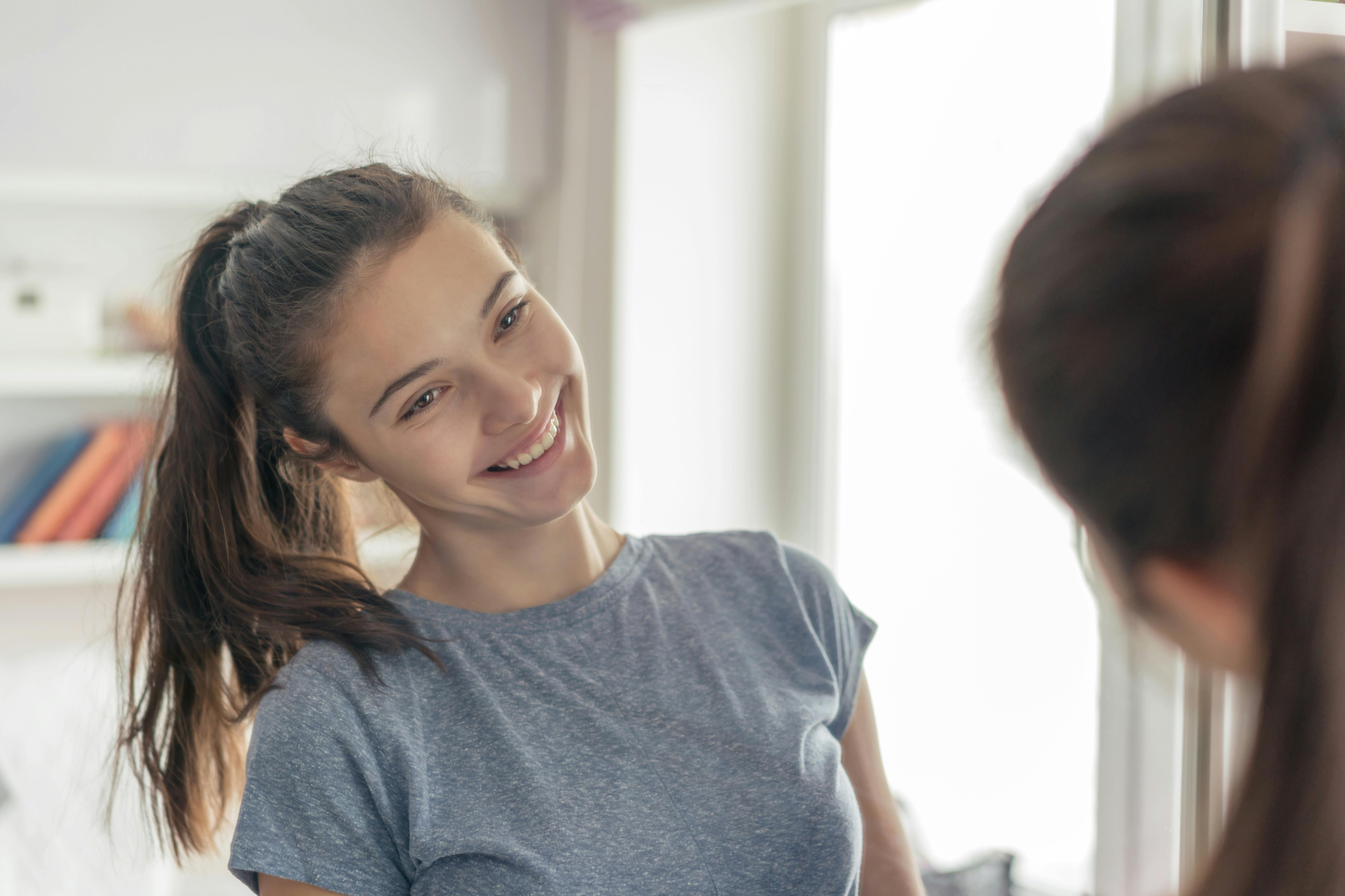 Sig dine affirmationer til dig selv i spejlet: Det giver ekstra power! Kvinde affirmationer