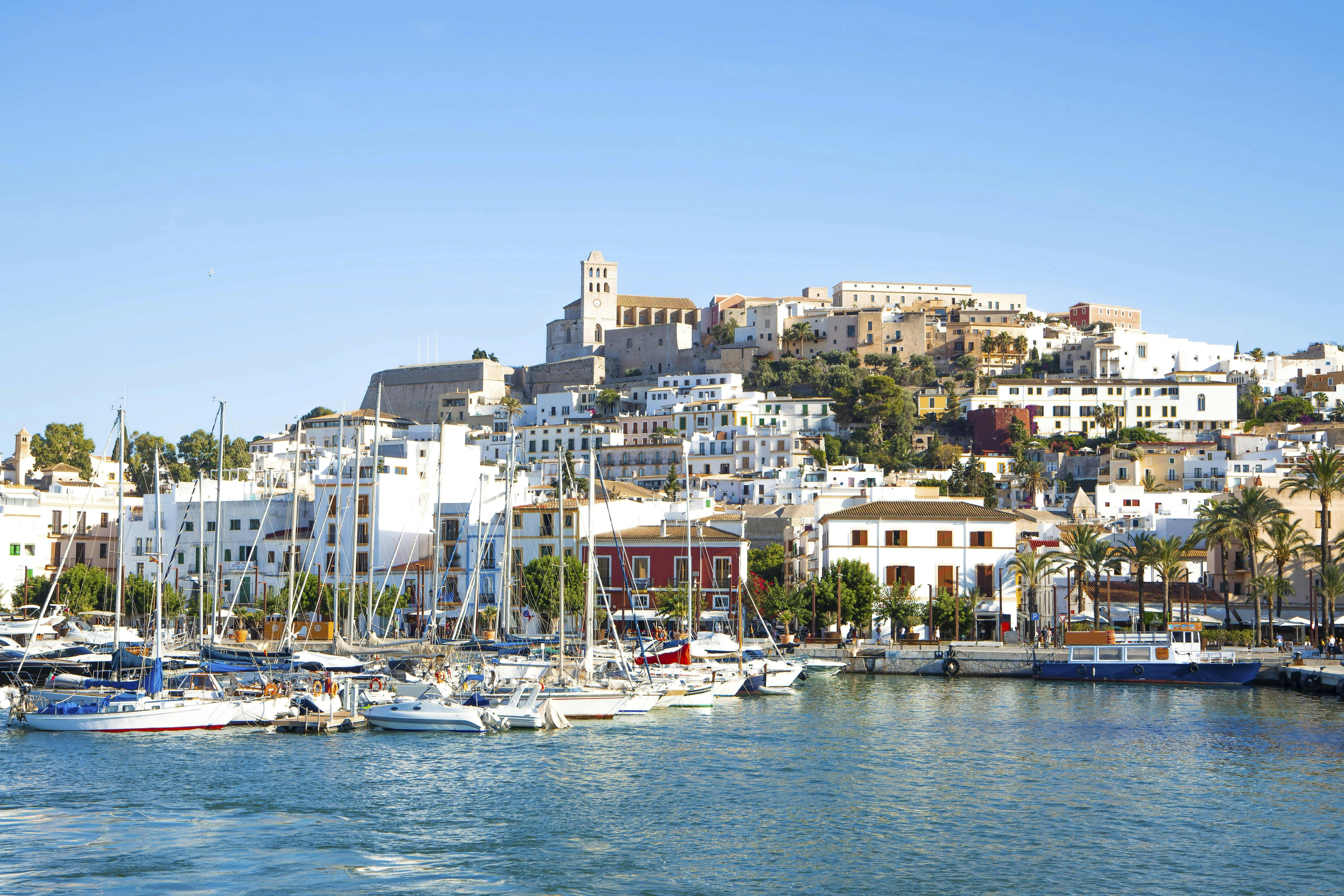 Ibiza by til lands og til vands. Ibiza-guide