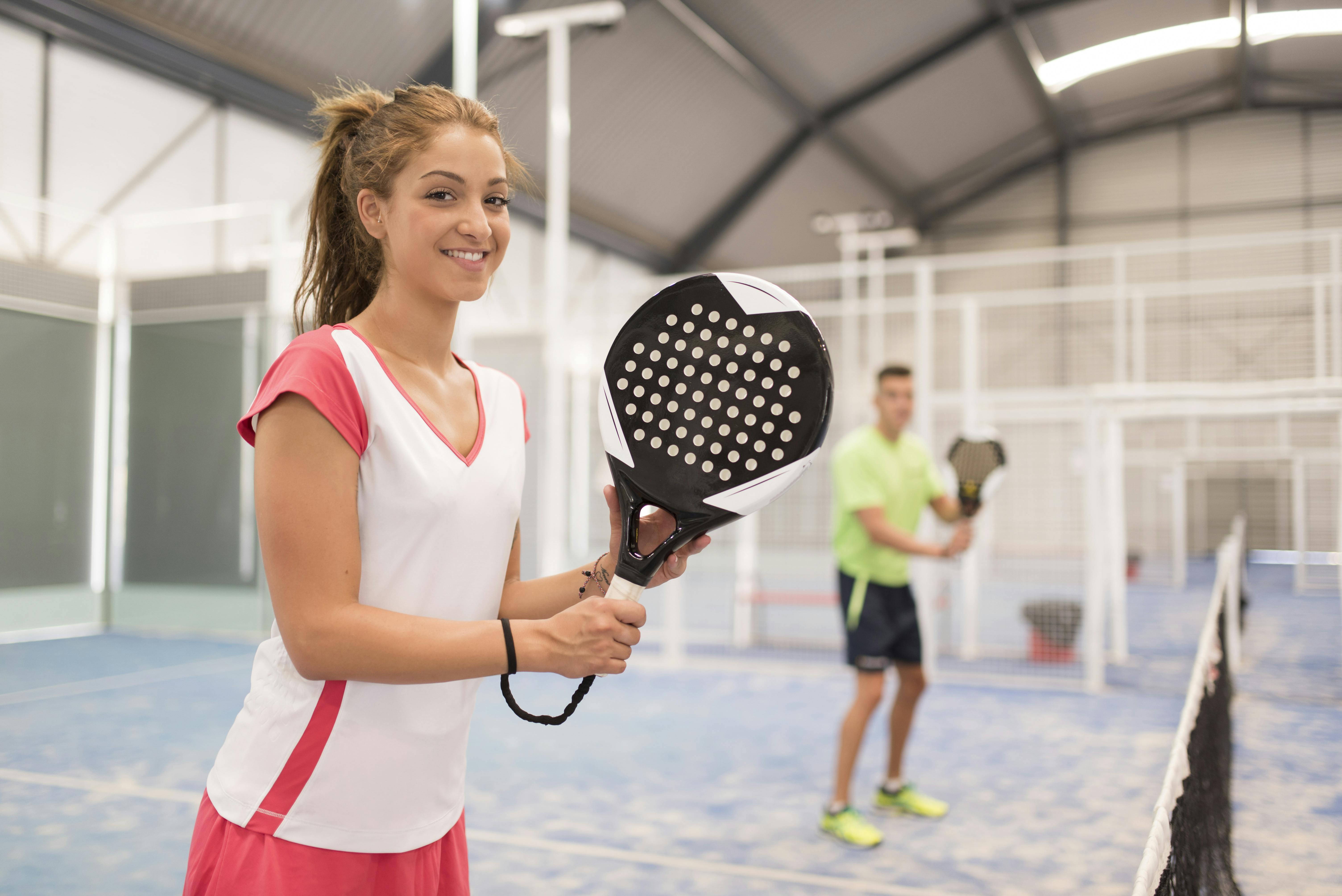 Kvalitetstid og motion på samme tid? Det kalder vi for en win-win! Mand og kvinde spiller padle tennis
