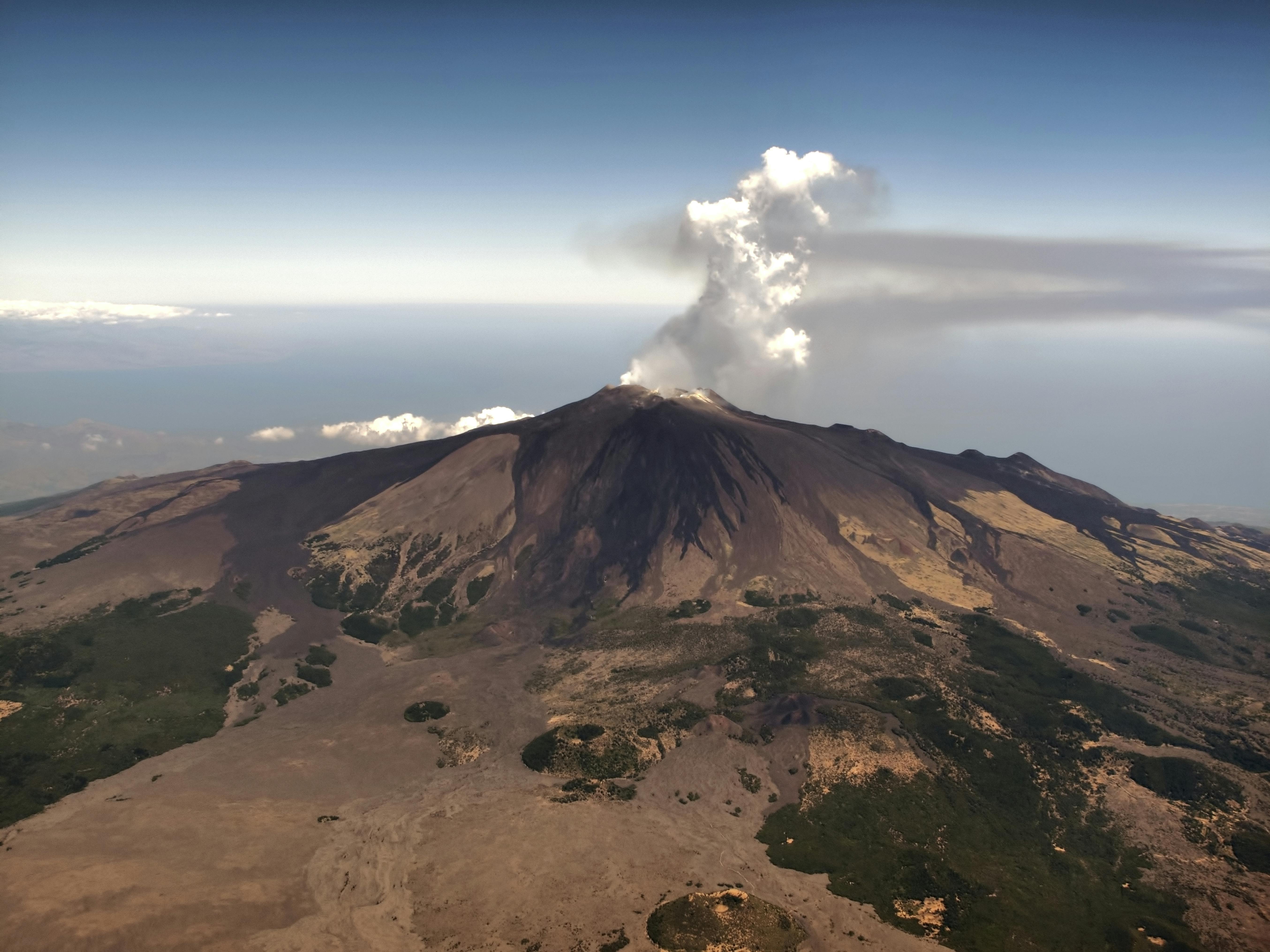 Siciliens vulkan, Etna. Som der dyrkes vin på. Italien, Sicilien