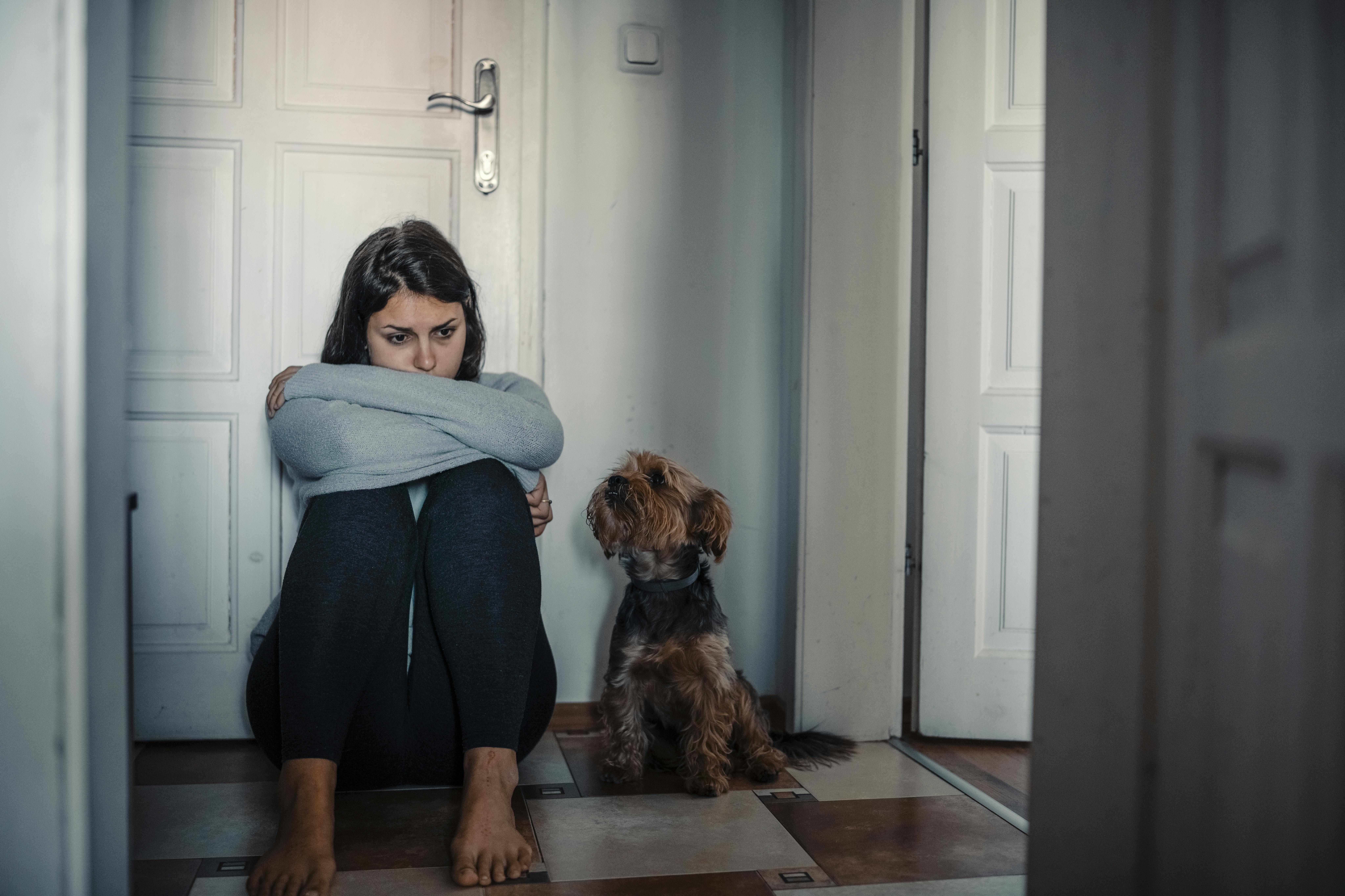 Du kan føle skam og miste din glæde, hvis du lever med en, der har narcissisme. narcissist, narcissisme, kvinde ked og hund