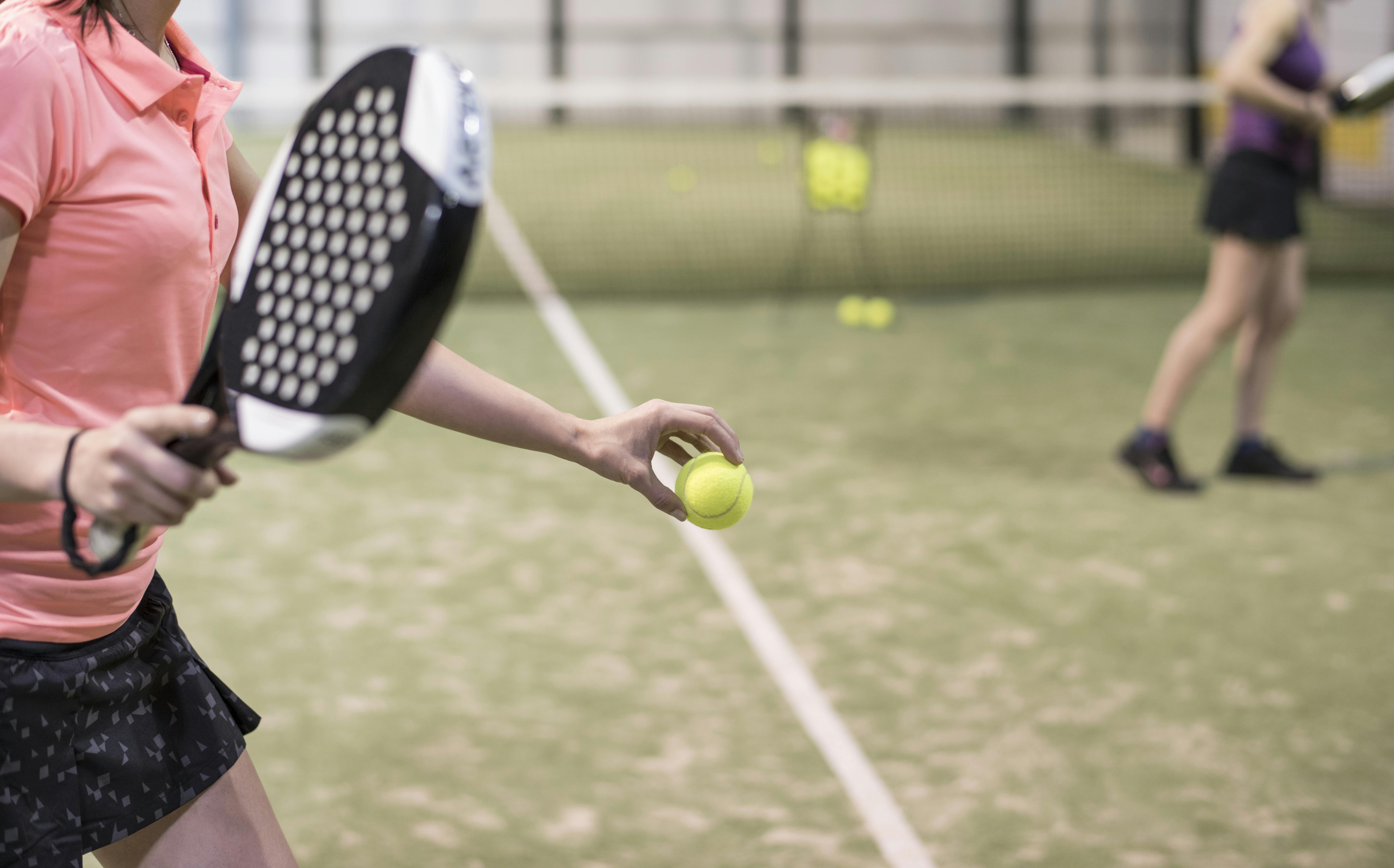 Skal du prøve paddle tennis? Pige spiller paddle tennis