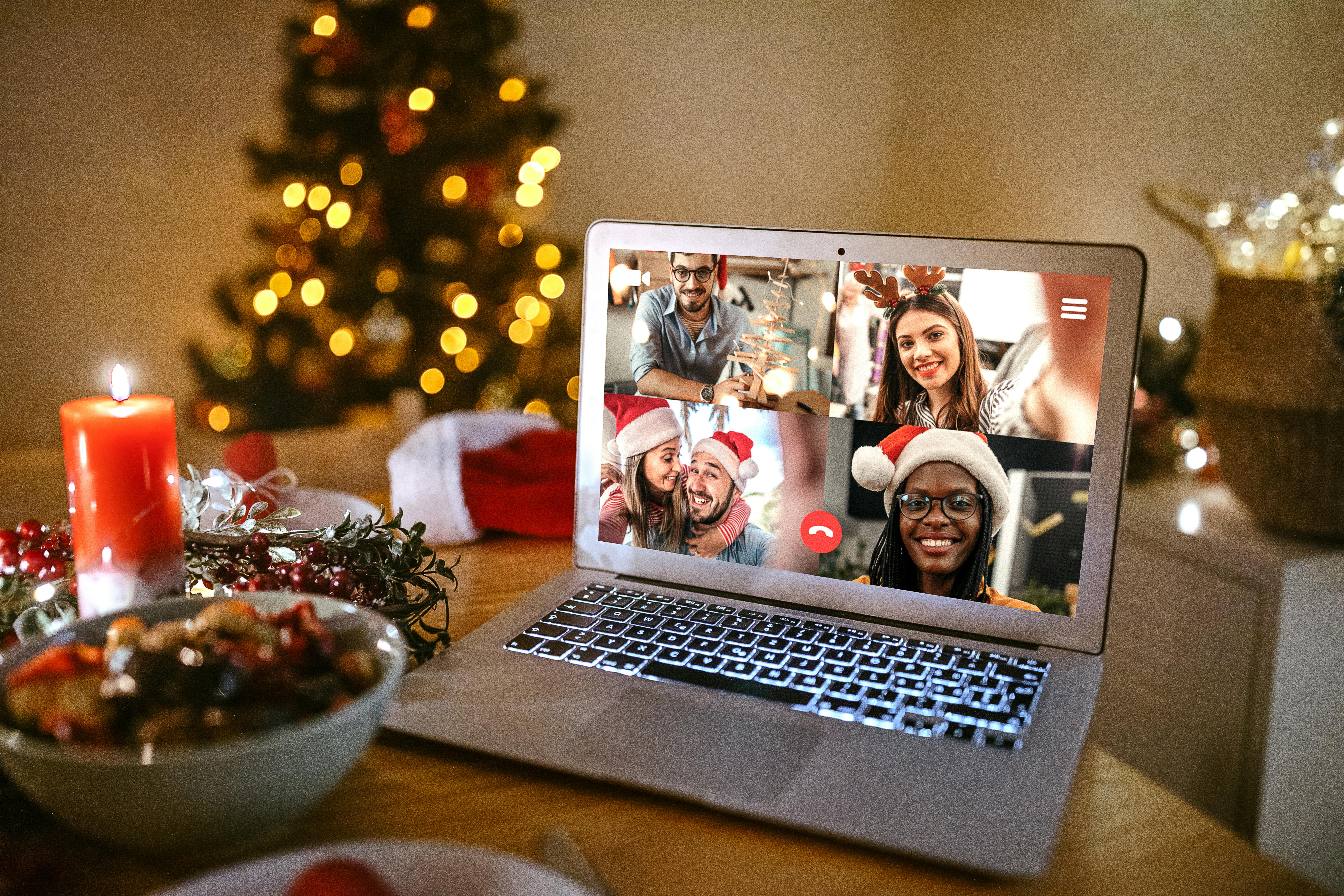 En virtuel julefrokost kan sagtens være rigtig sjov! Videoopkald på computer