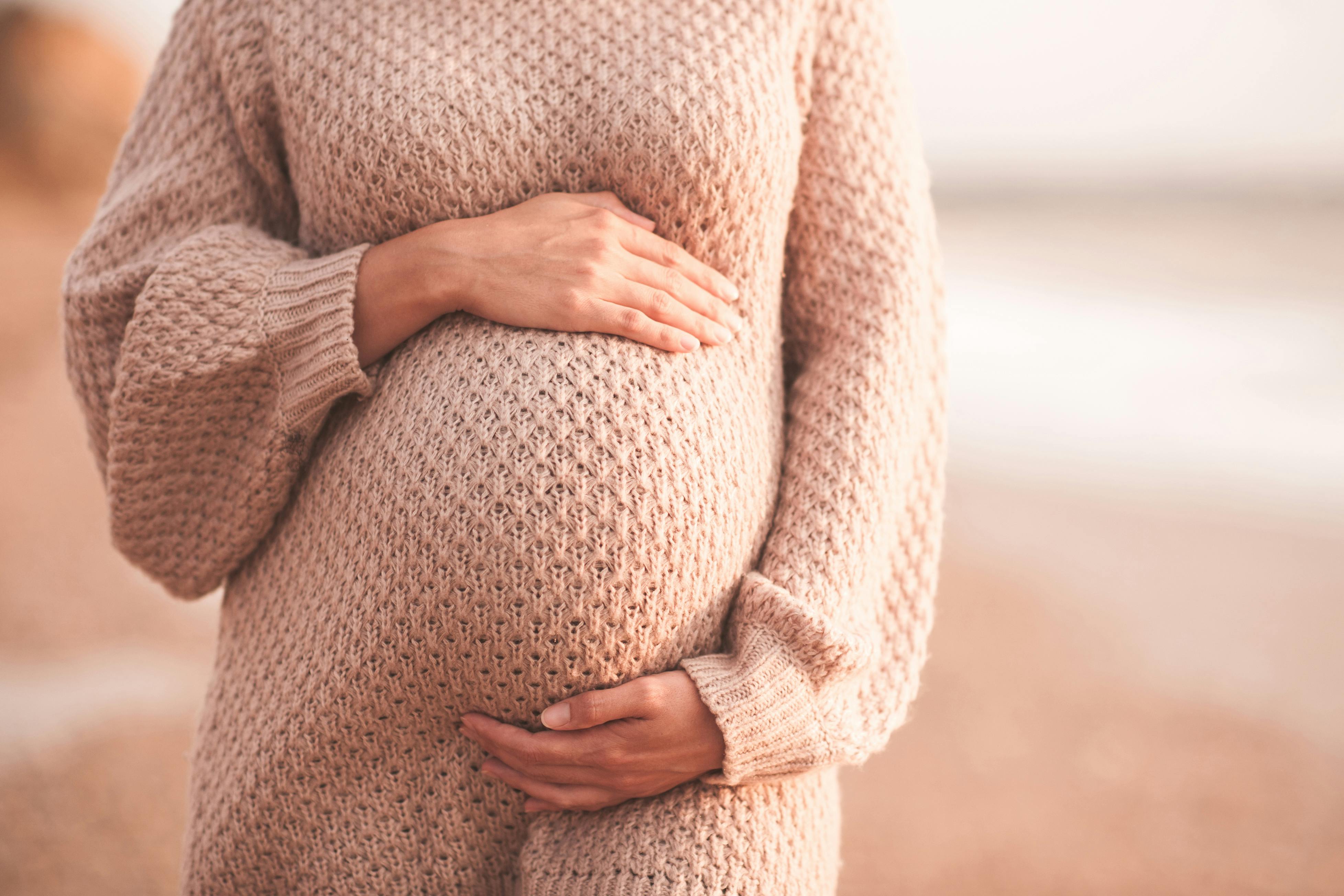 Når du rammer uge 28 af din graviditet, går du ind i det tredje trimester. Gravid uge for uge, gravid uge 26, gravid uge 27, gravid uge 28