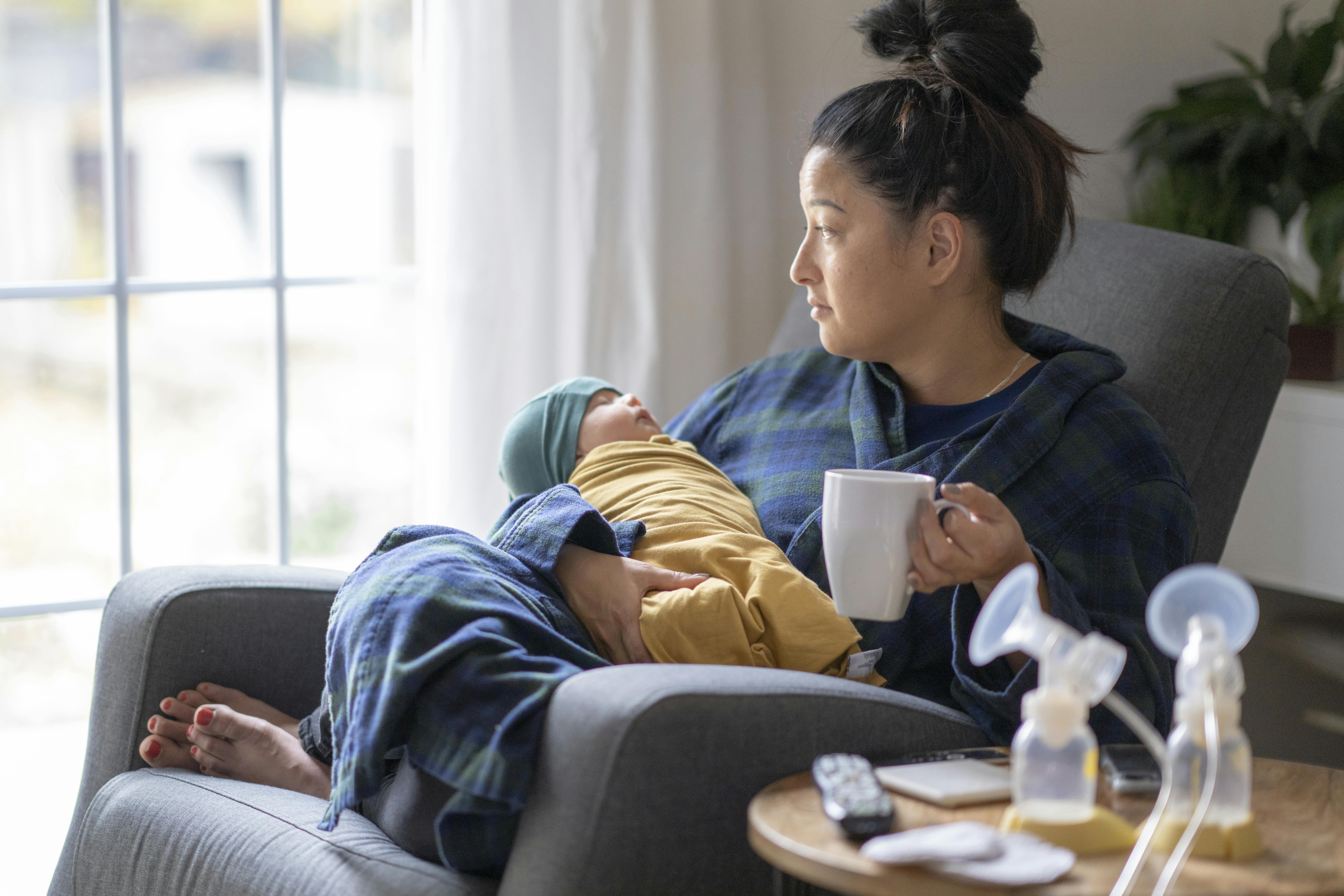 Du kan få hjælp til at komme ud af din fødselsdepression. Træt mor med baby