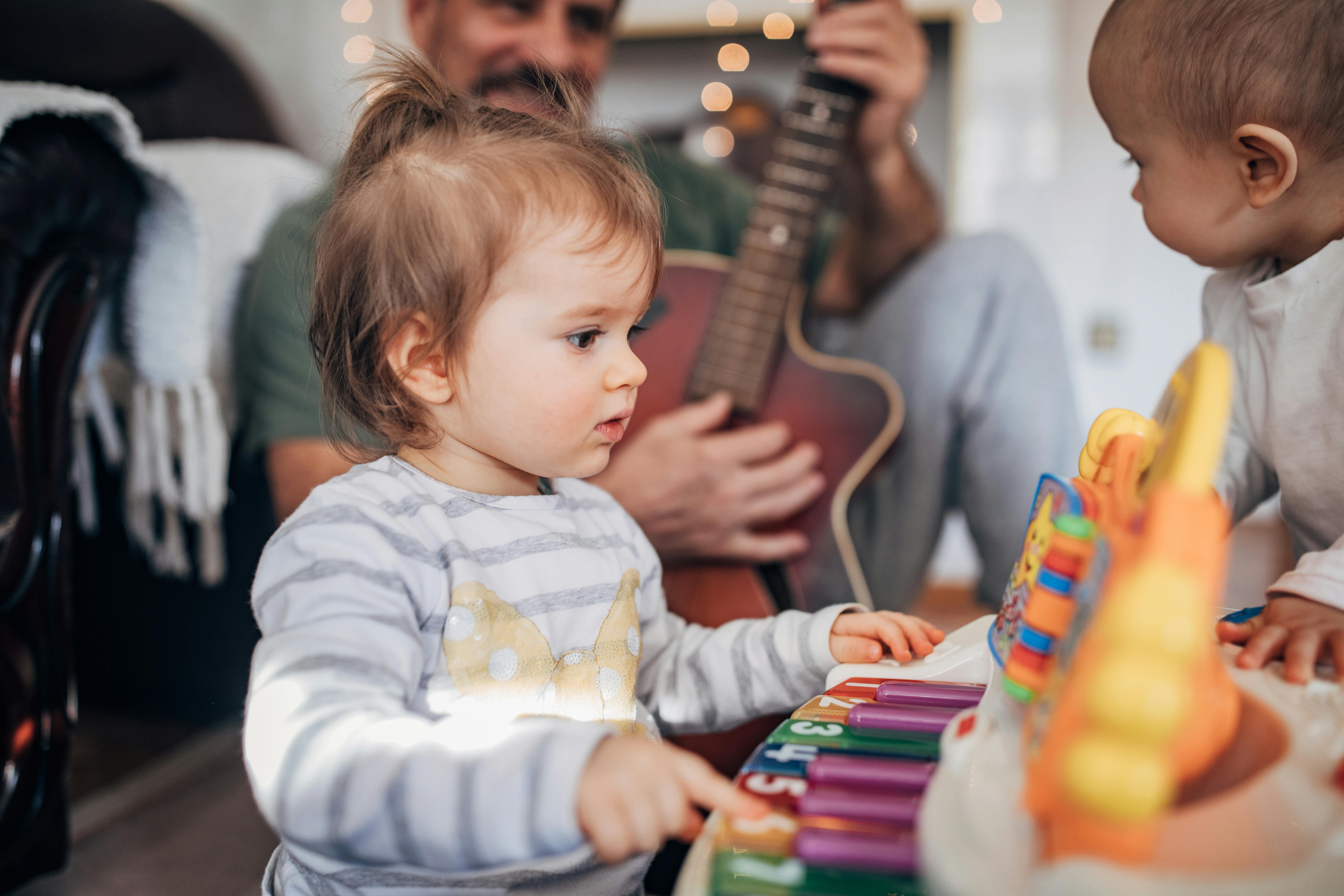 Annie og Cecilia er bare nogle af de smukke musiknavne. Pige med navn inspireret af musikken spiller på instrument