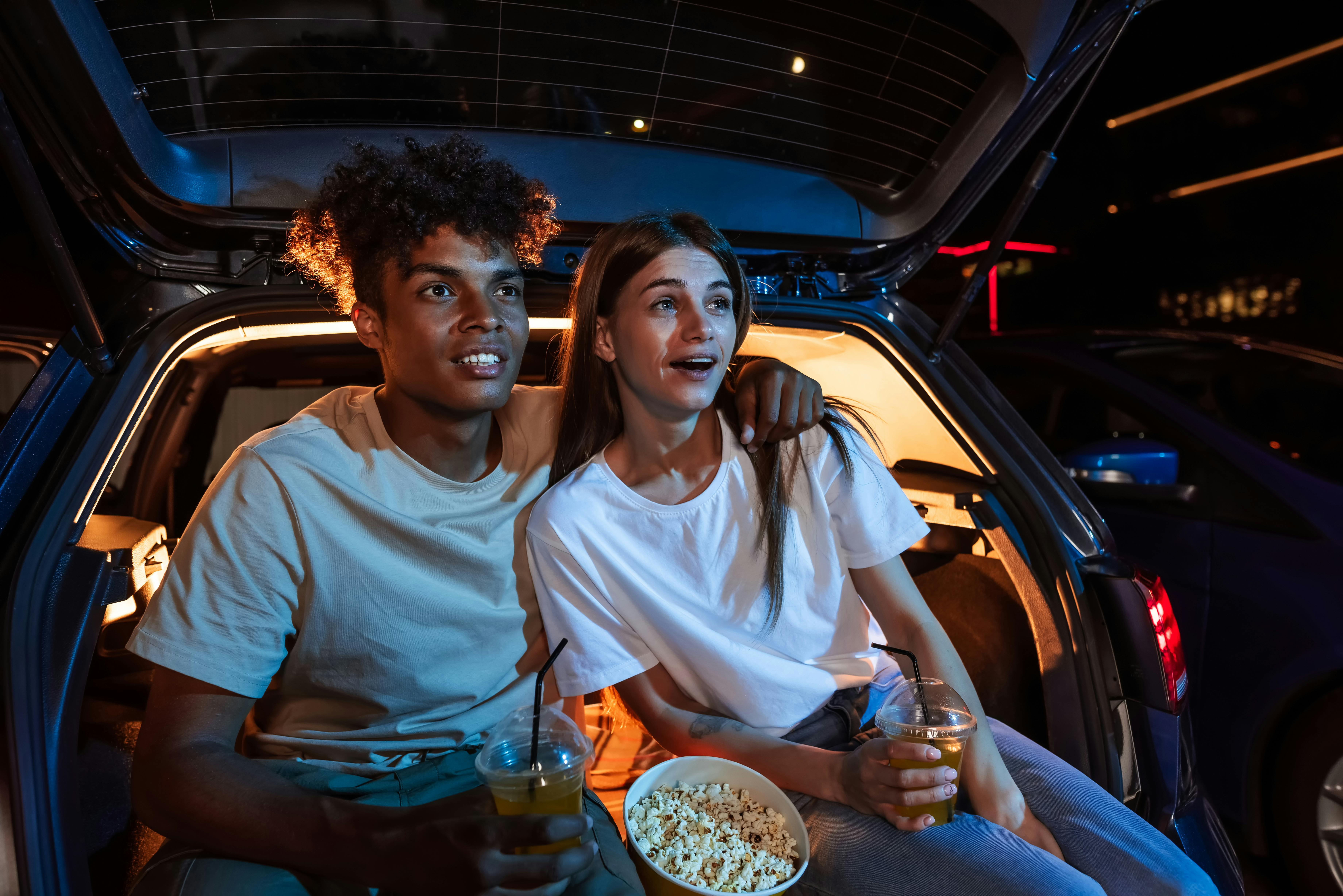 Snak, kys og flirt under hele filmen – helt uden at forstyrre andre! Par i bil