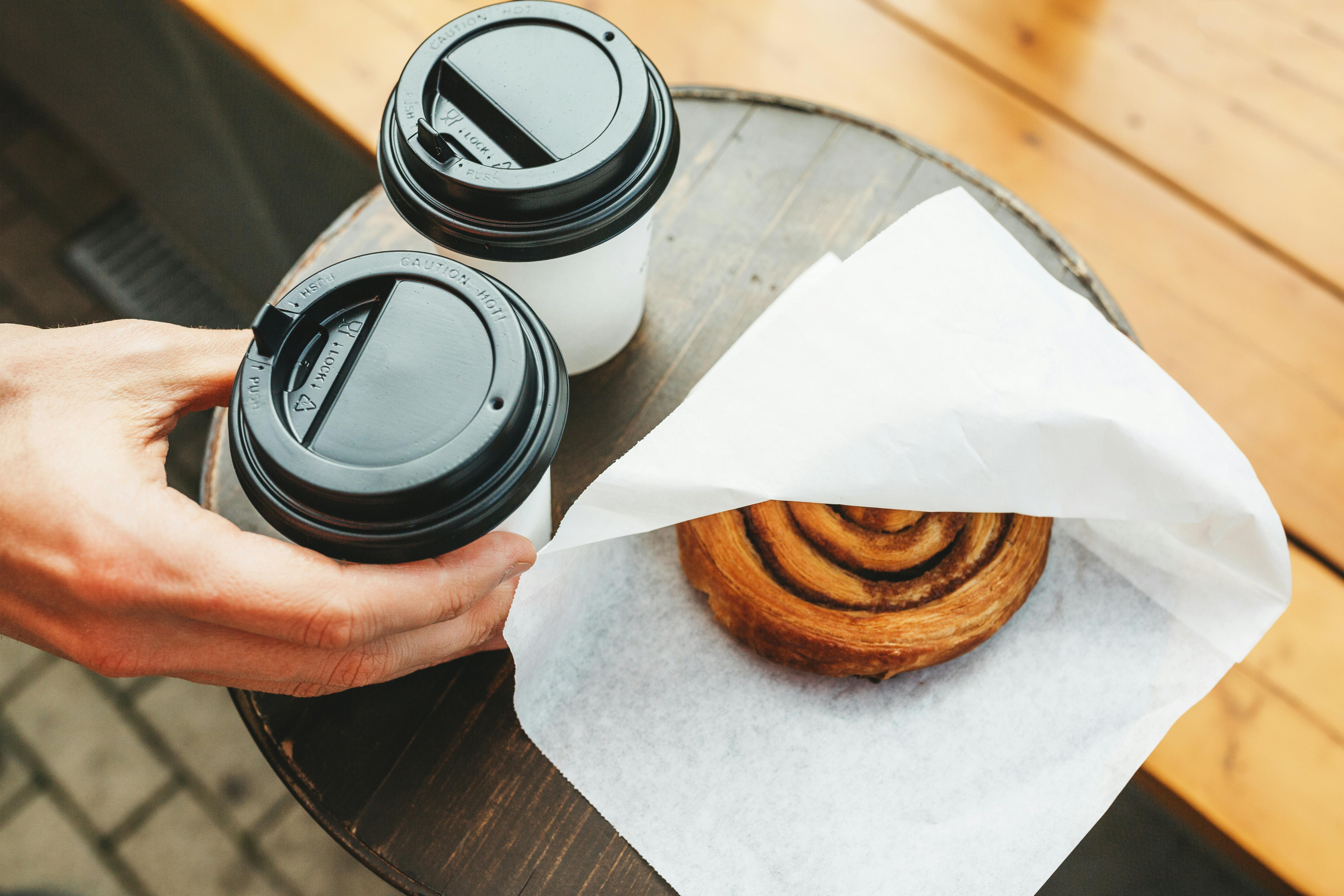 Forkæl din kæreste med lækker kaffe og dit gode selskab. Så går du ikke galt i byen! To kopper kaffe