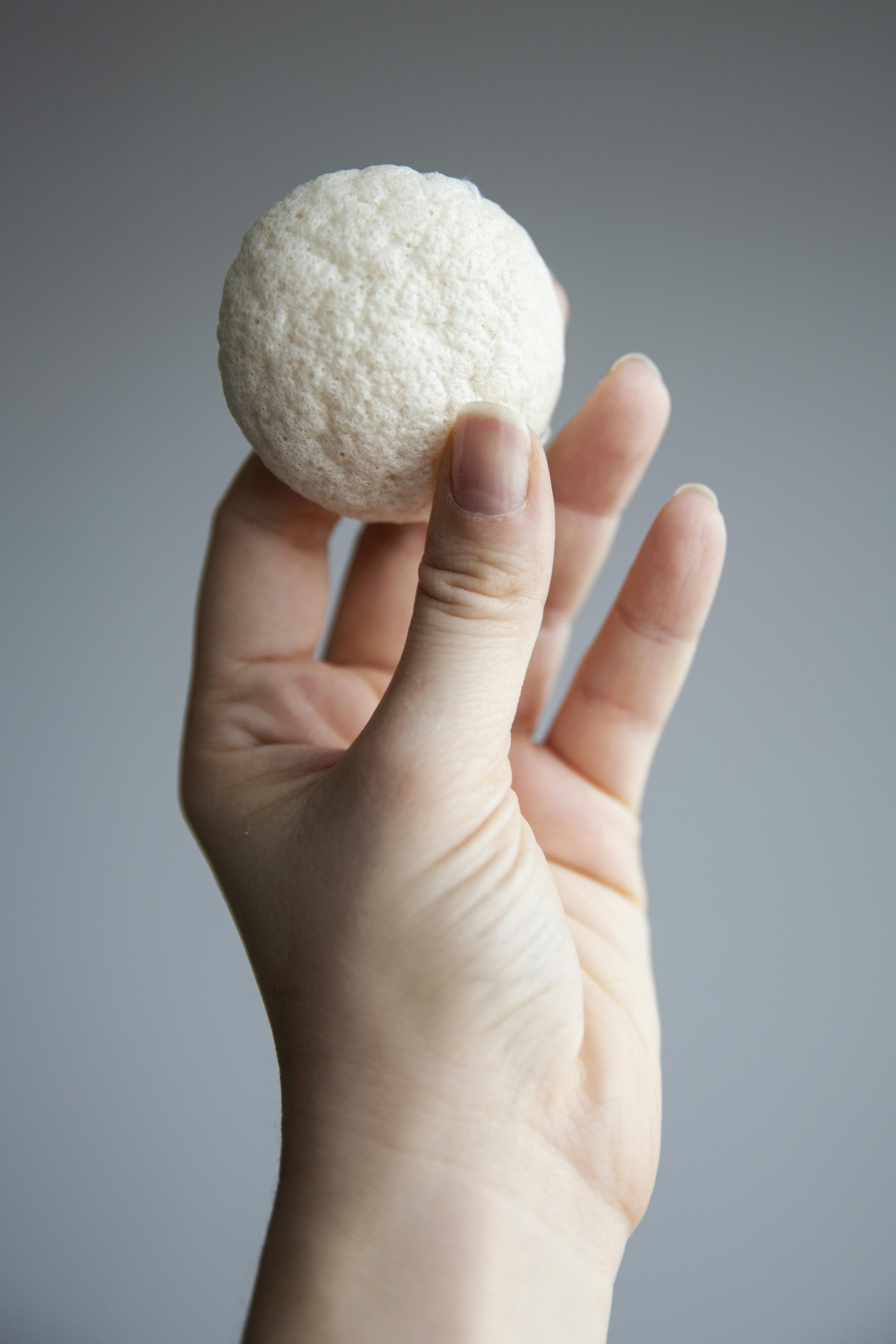 Det er vist tid til, vi alle sammen lige går ud og tjekker vores svampede ven på badeværelset. Konjac svamp