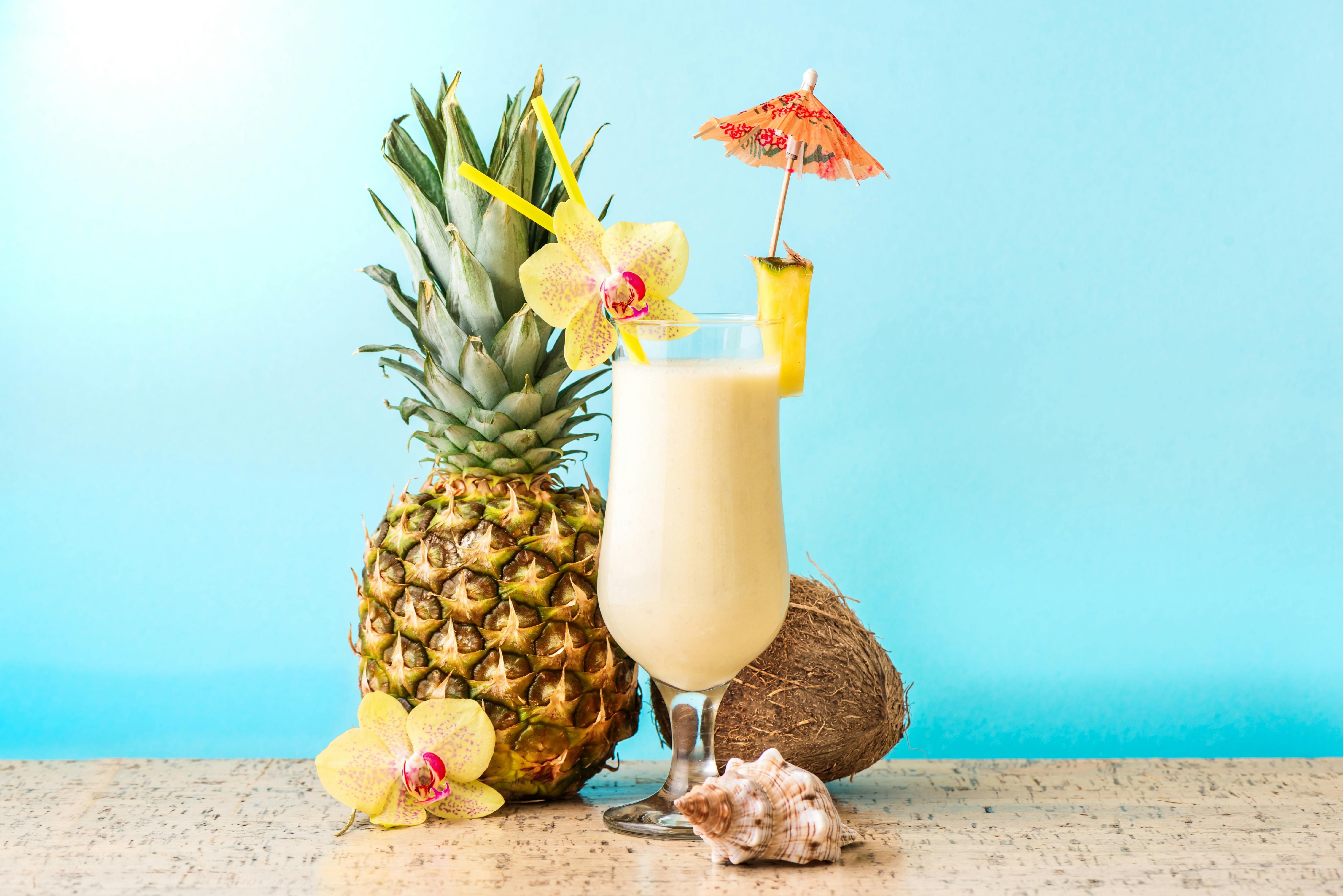 Denne drink med rom minder os om at sidde på en strand sydpå. pina colada, piña colada, kokosdrink, ananasjuice drink, bedste drinks med rom