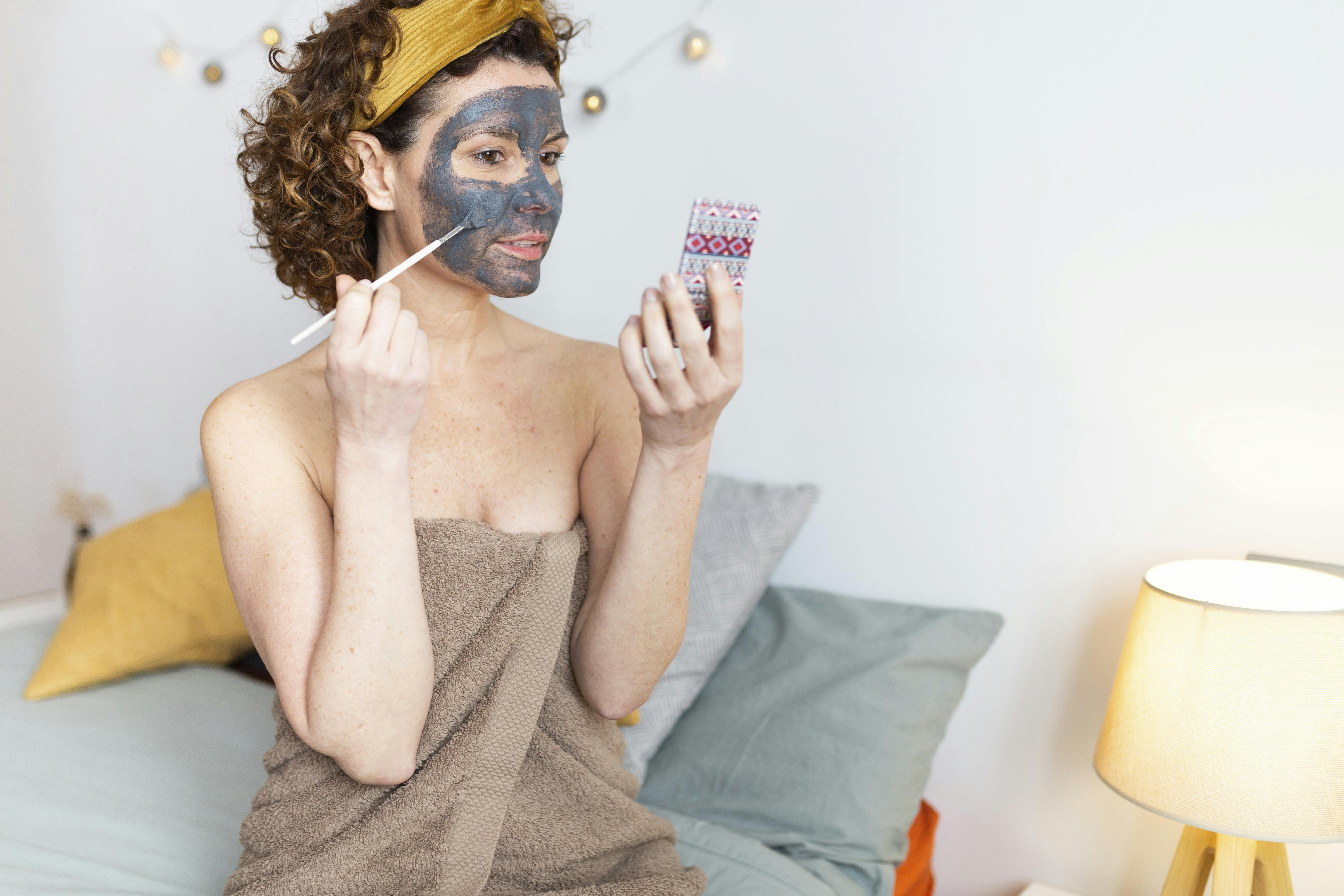 Der findes masser af masker, du snildt kan bruge over natten. Ge-ni-alt! Kvinde med maske på