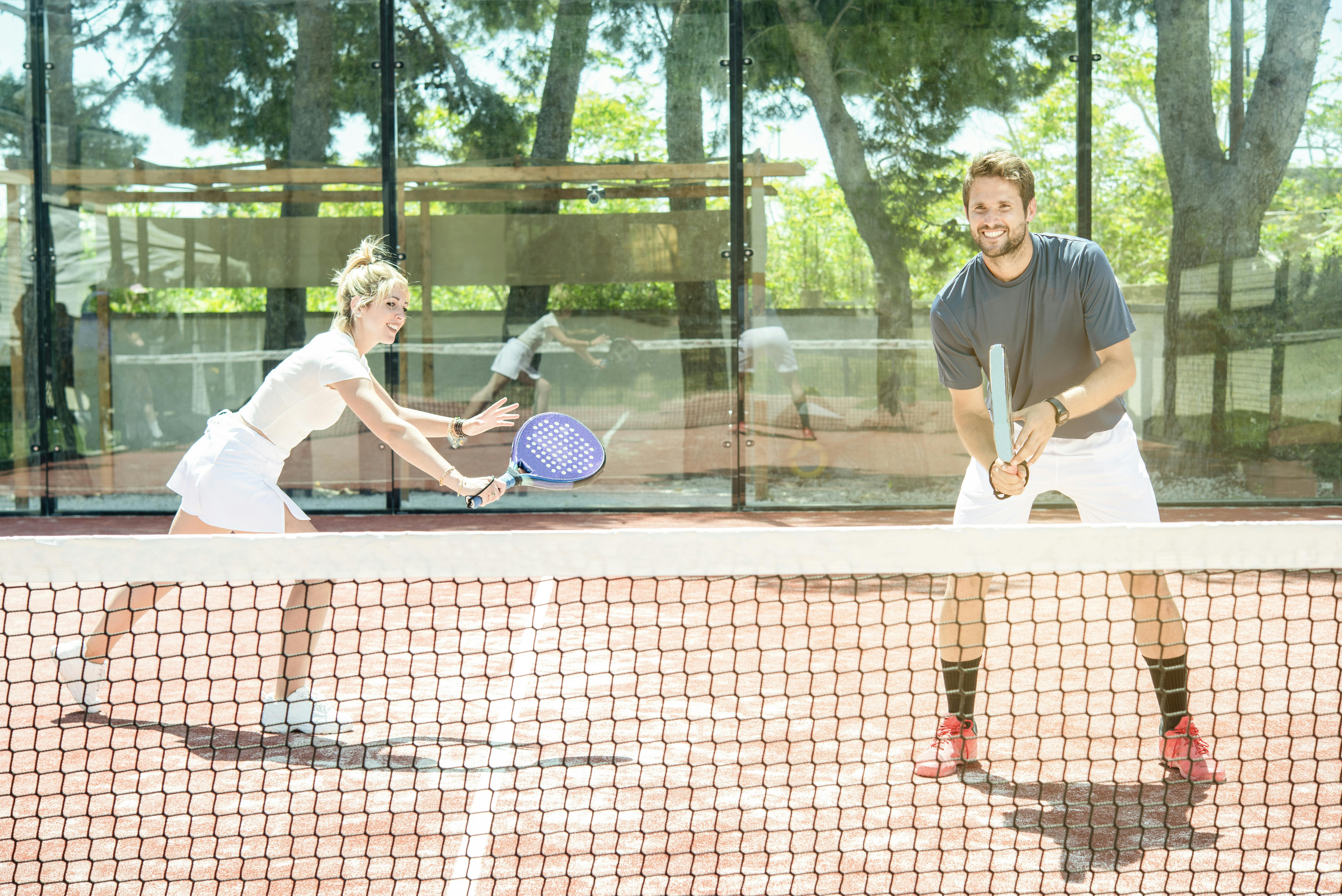 I kan både spille single og double i paddle tennis. Venner spiller paddle tennis
