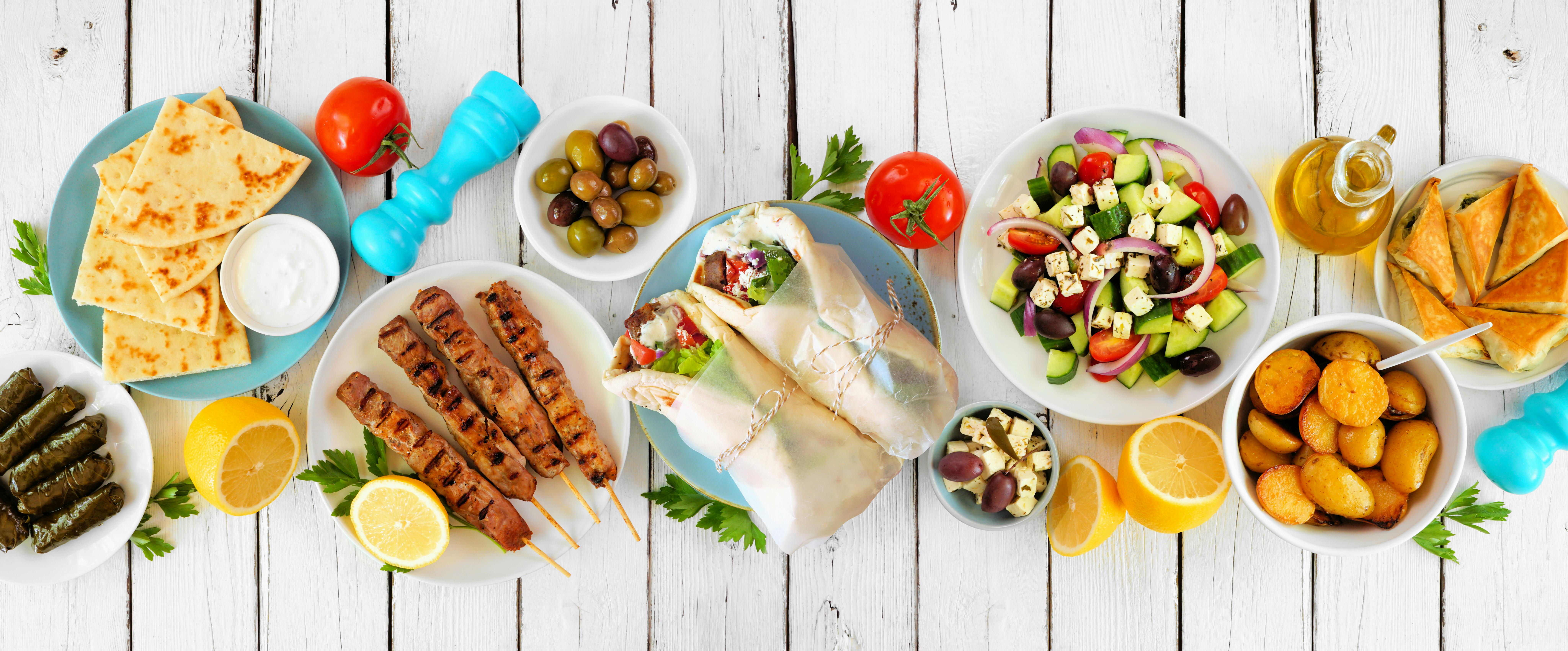 Hele det her bord er lige til at spise. græsk mad gyros feta souvlaki