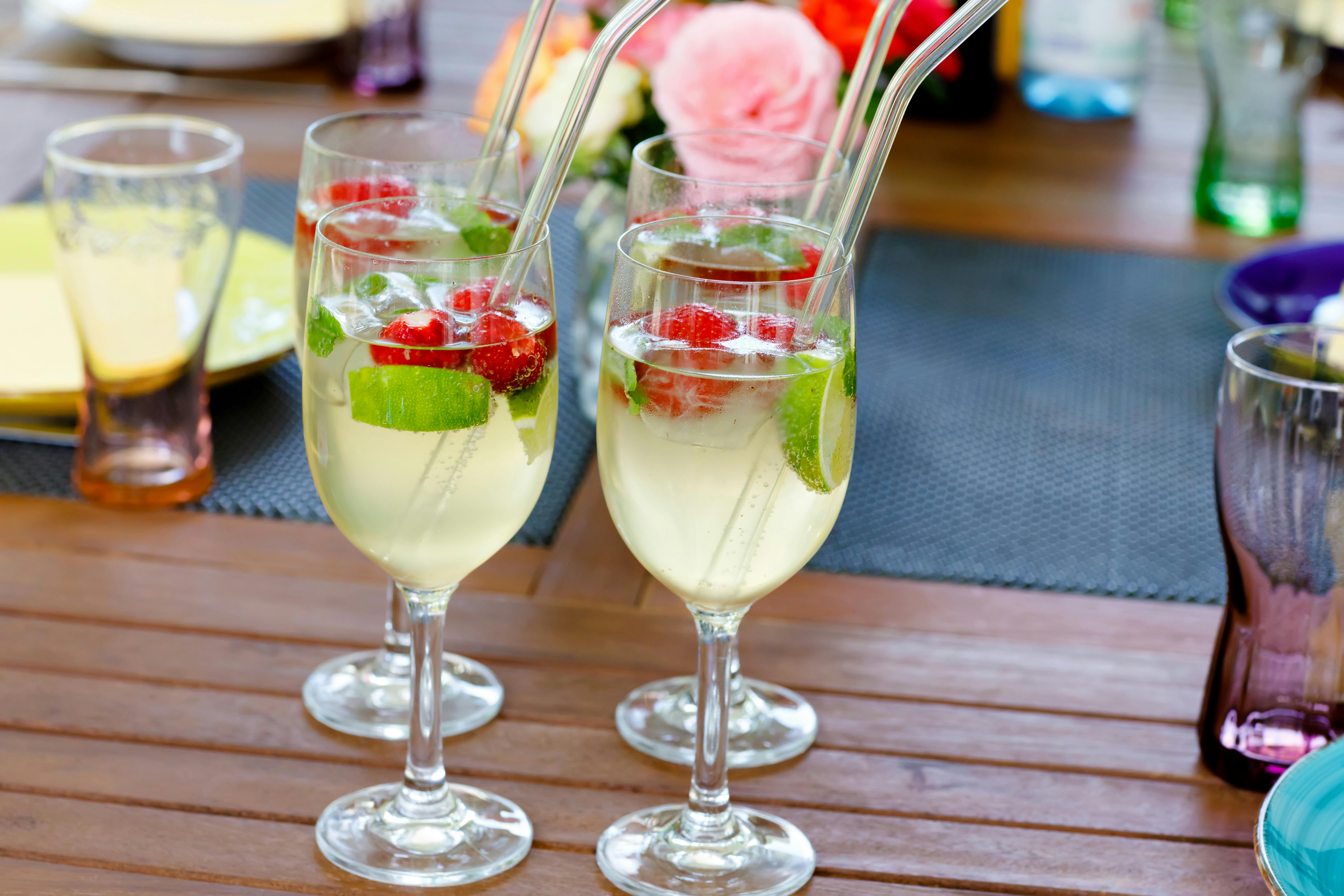 Dette er den bedste drink med rom til sommeraftener på terrassen. sommerdrink, opskrift, hyldeblomst og rom, bedste drink med rom