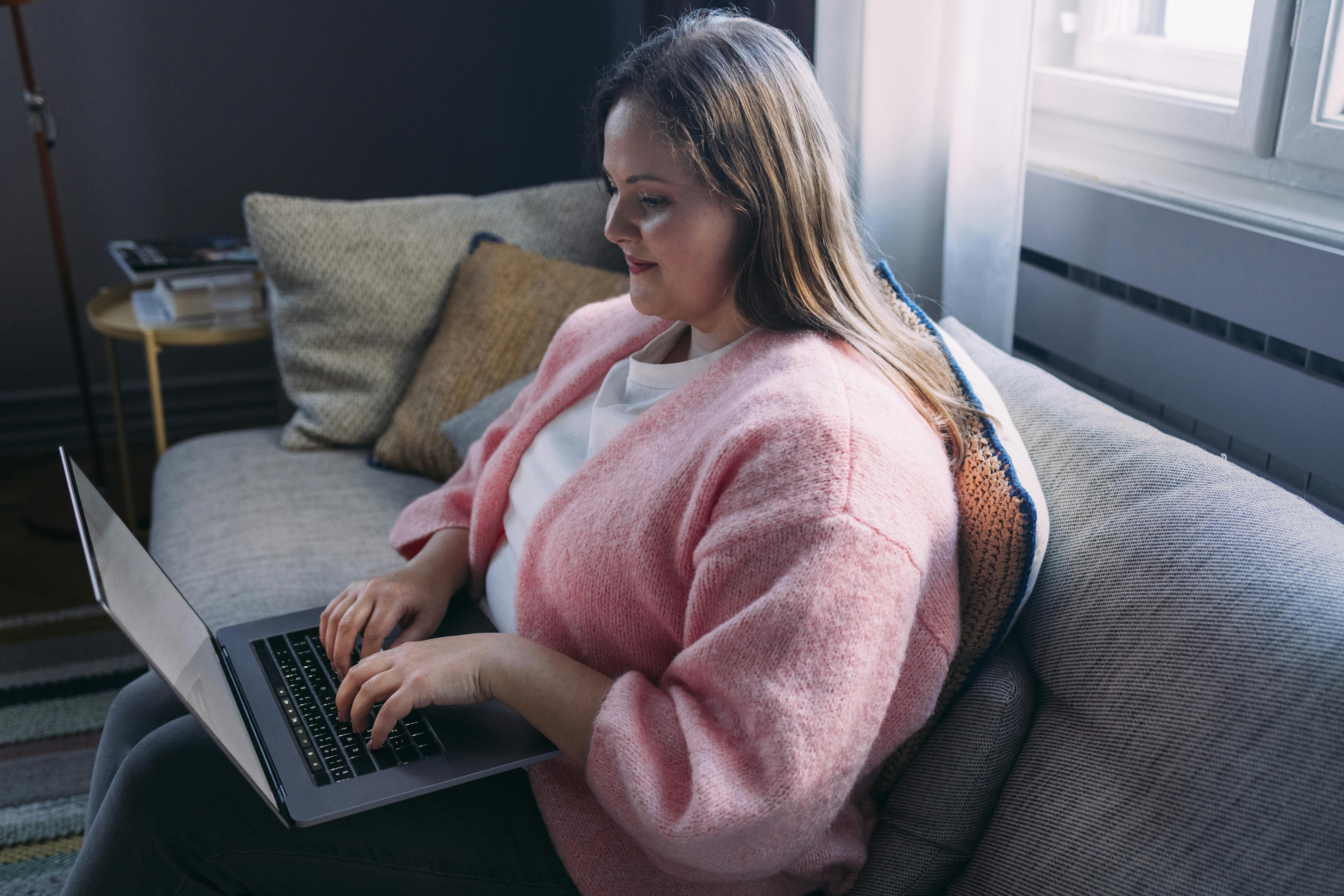 Du kan lære endnu mere om stjernetegn i vores stjernetegnskategori. Stjernetegn datoer – kvinde med computer lærer mere om stjernetegn på Woman.dk