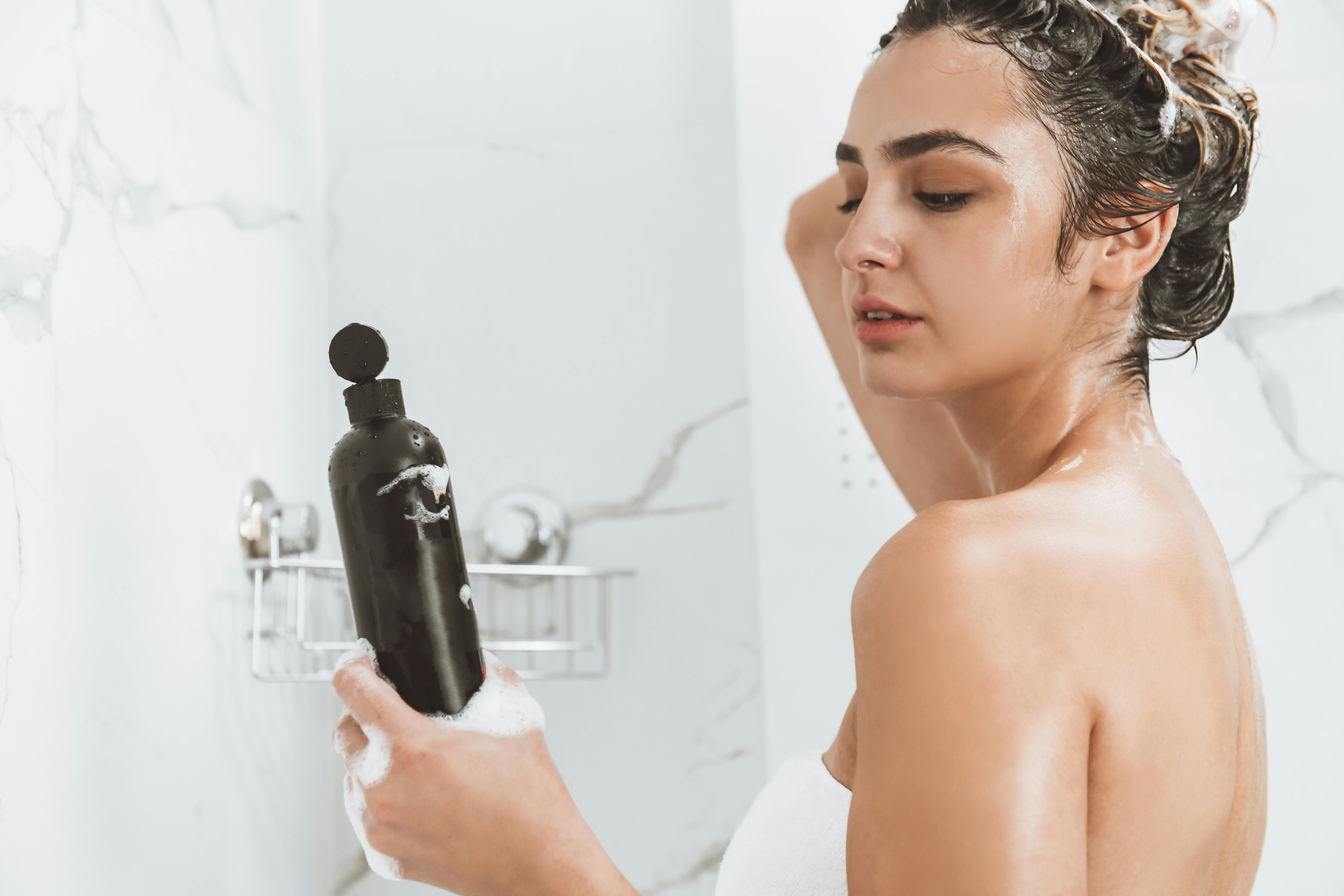 Det er helt vildt, hvor meget du kan spare både miljø og penge. kvinde med shampoo