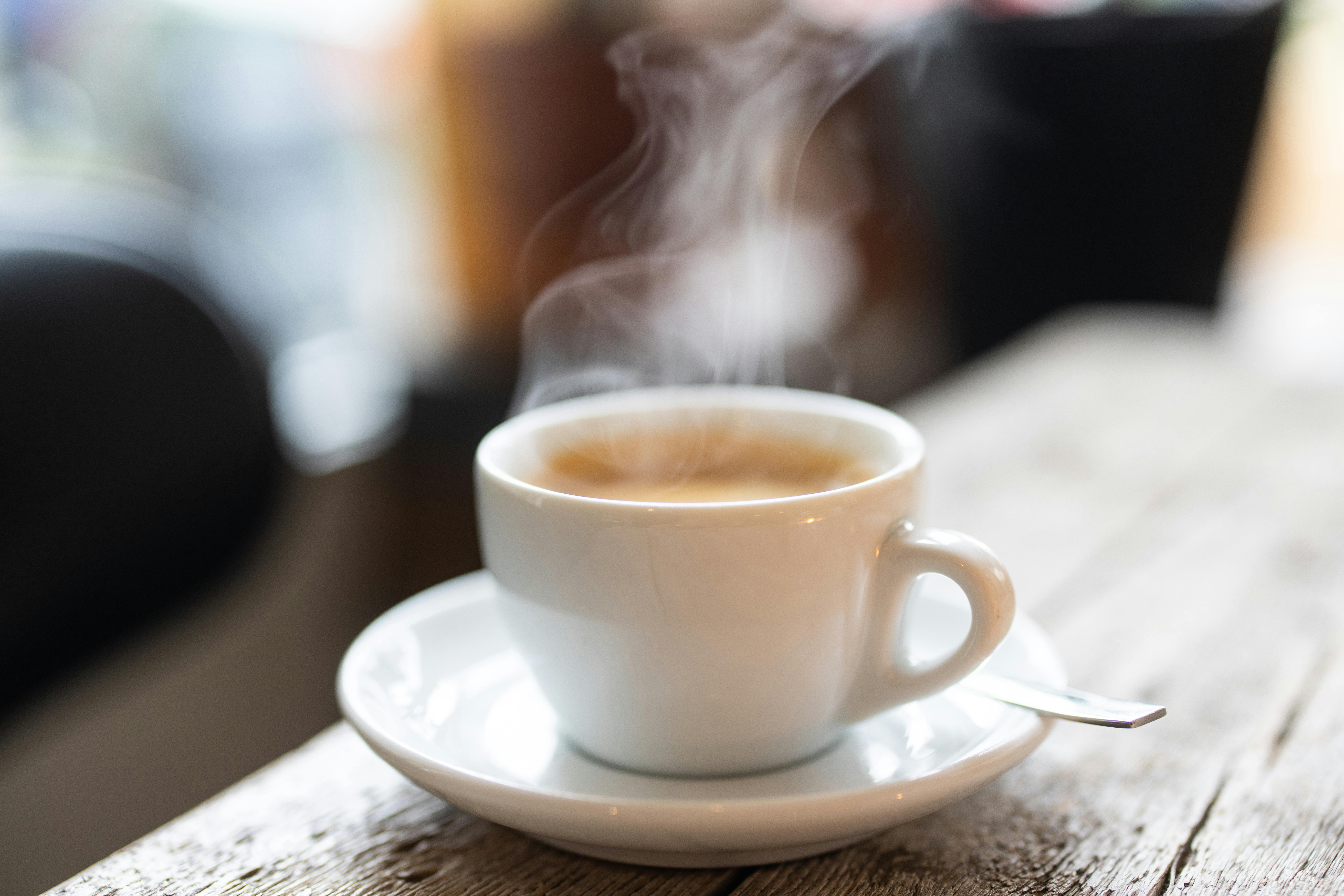 Kaffen er klar kaffe drikkevarer der skiller vandene