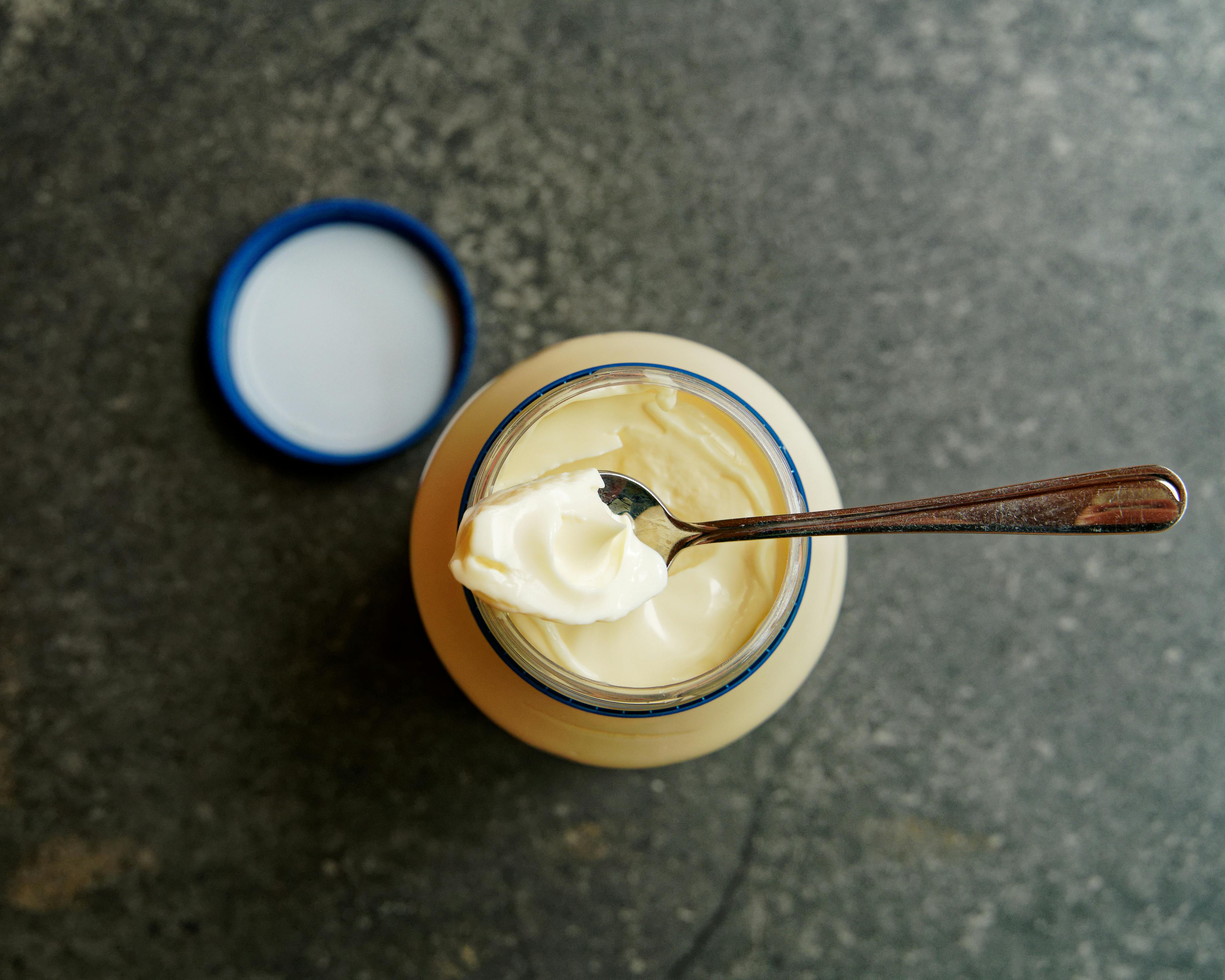 Mayonnaise kan være lækkert til pommes frites. mayonnaise