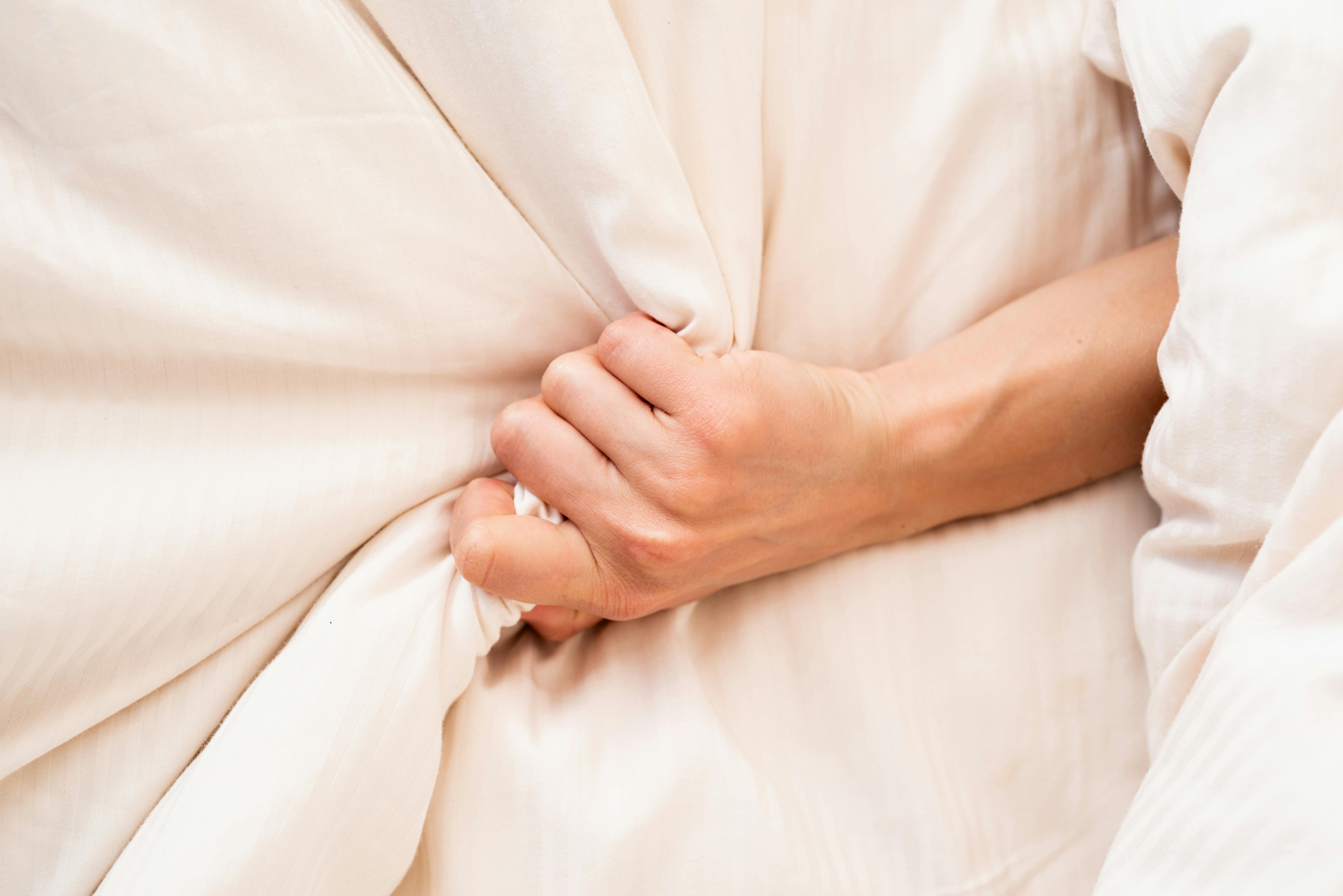 Føler du et orgasmepres? Det er helt normalt – husk at være god ved dig selv. Sexlegetøj, hånd i seng