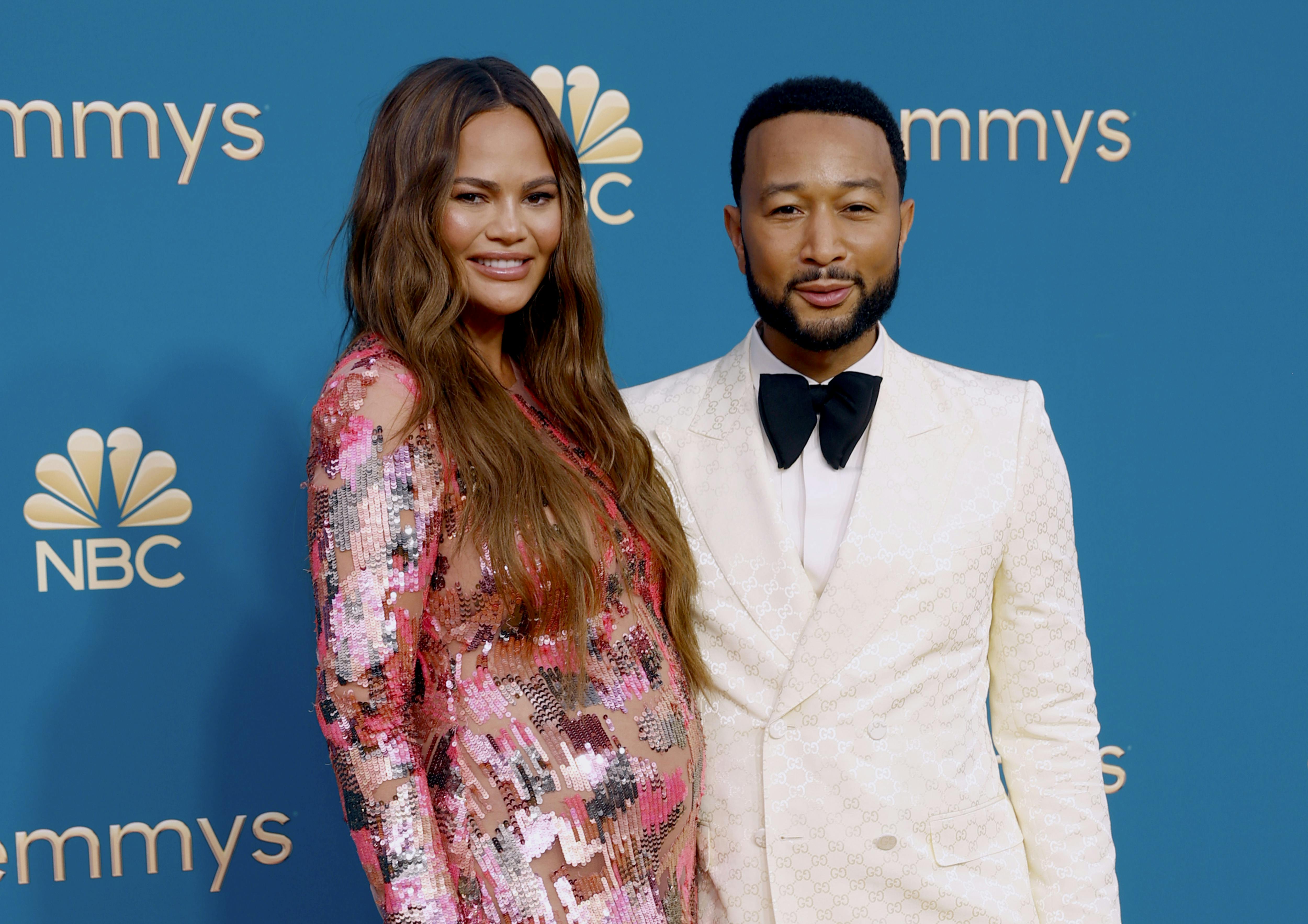Chrissey Teigen og John Legend skal være forældre igen i 2023. Chrissey Teigen, John Legend, gravide kendisser