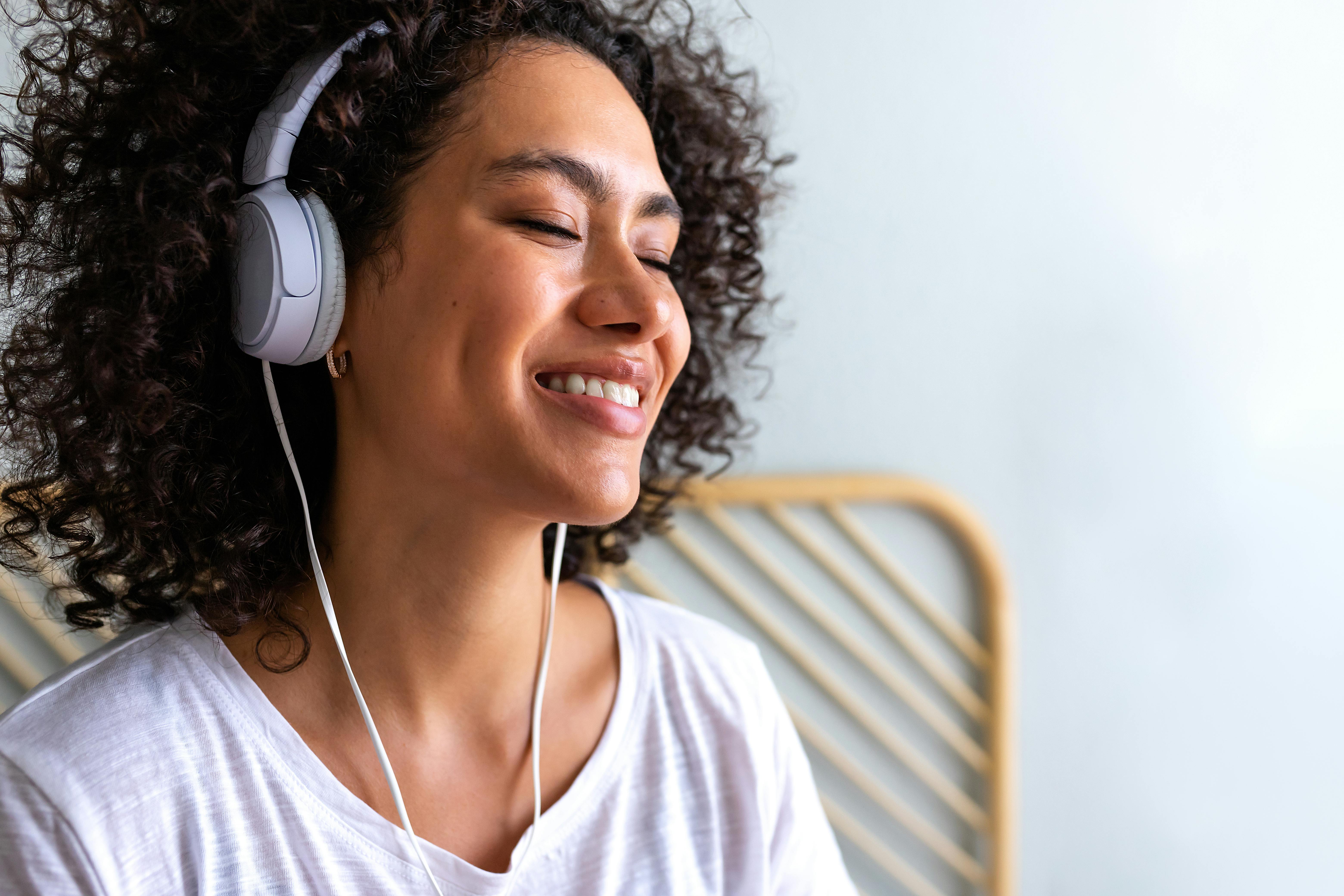 Med et headset er det lidt nemmere at dyrke telefonsex. Kvinde iført headset dyrker telefonsex