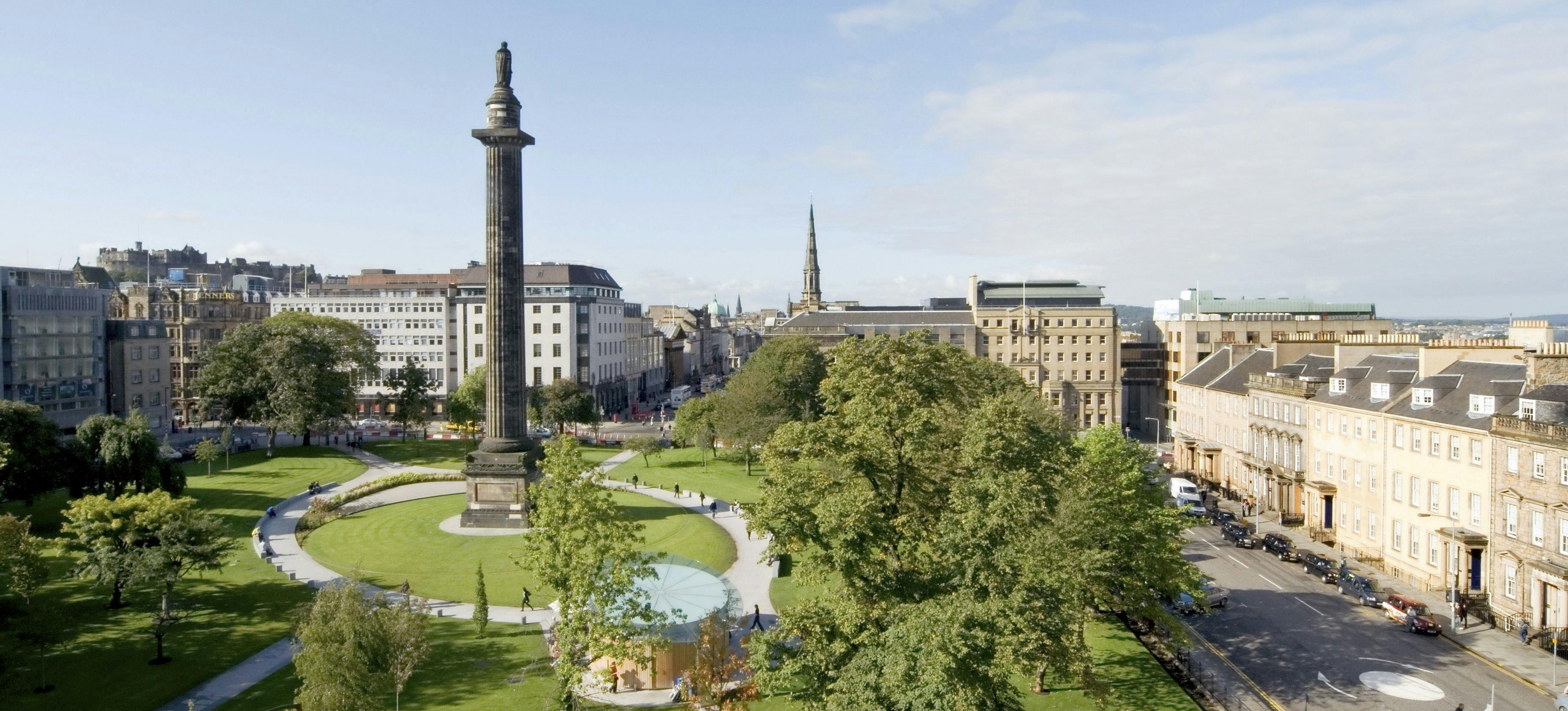 En bys grønne åndehuller siger meget om byen, og Saint Andrew Square udstråler totalt overskud. En bys grønne åndehuller siger meget om byen, og Saint Andrew Square udstråler totalt overskud.