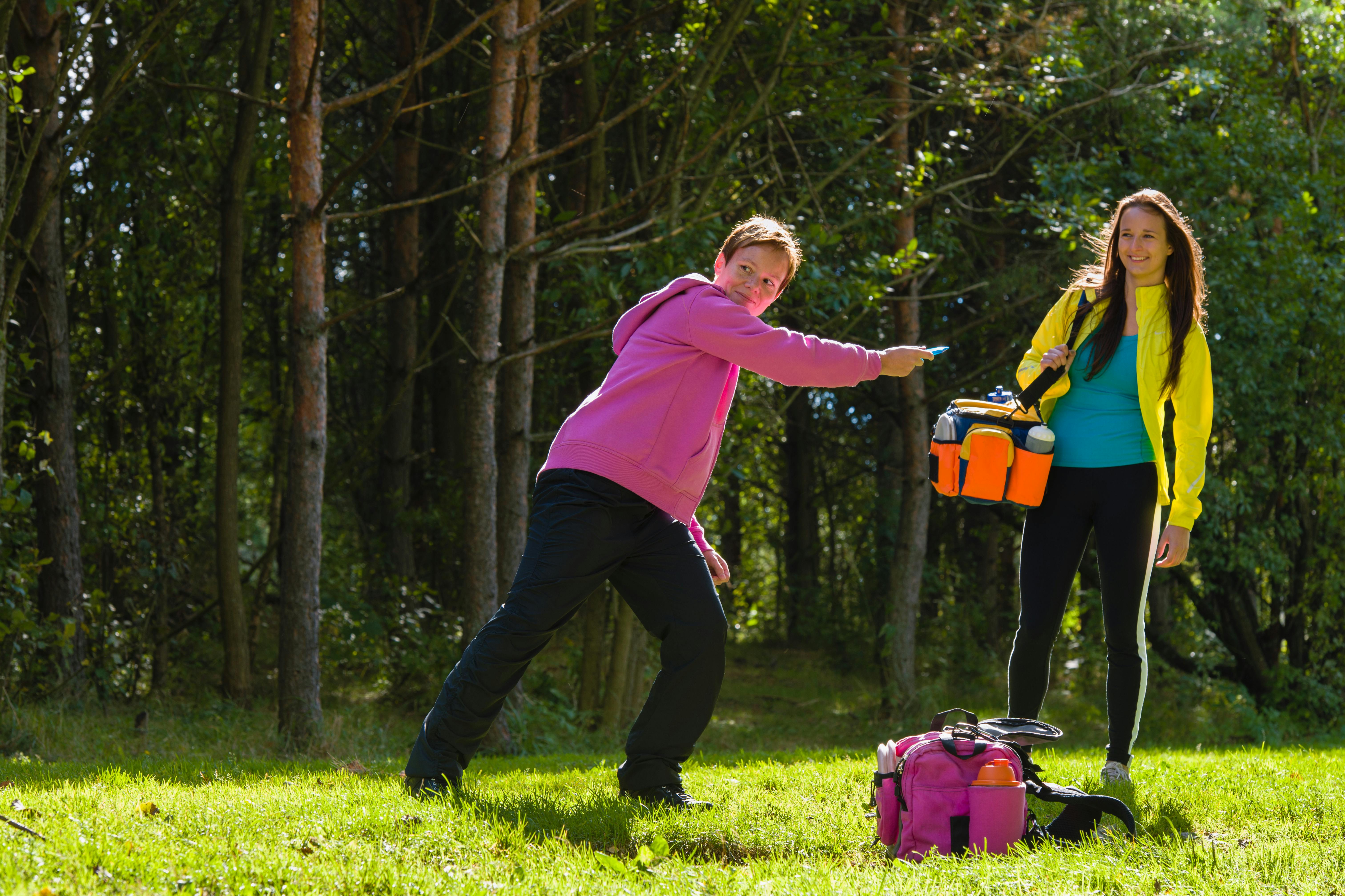 En perfekt kombination af natur og konkurrence! Veninder spiller diskgolf
