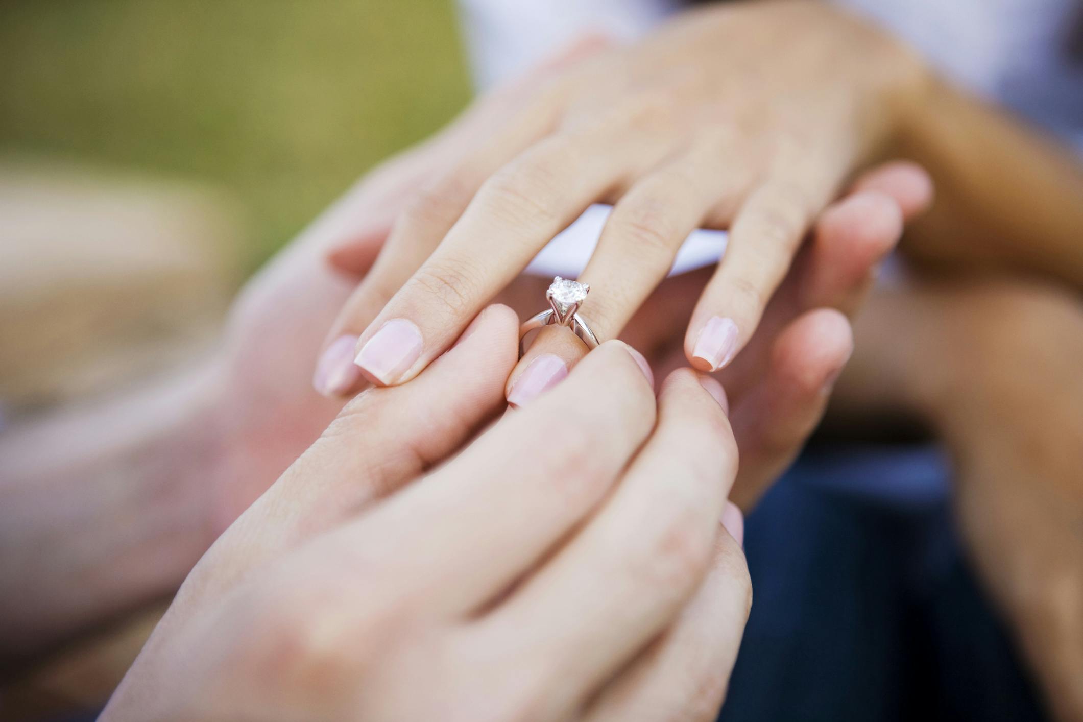 Usikker på reglene for forlovelses- og gifteringen? Et nygift par med forlovelsesring og giftering