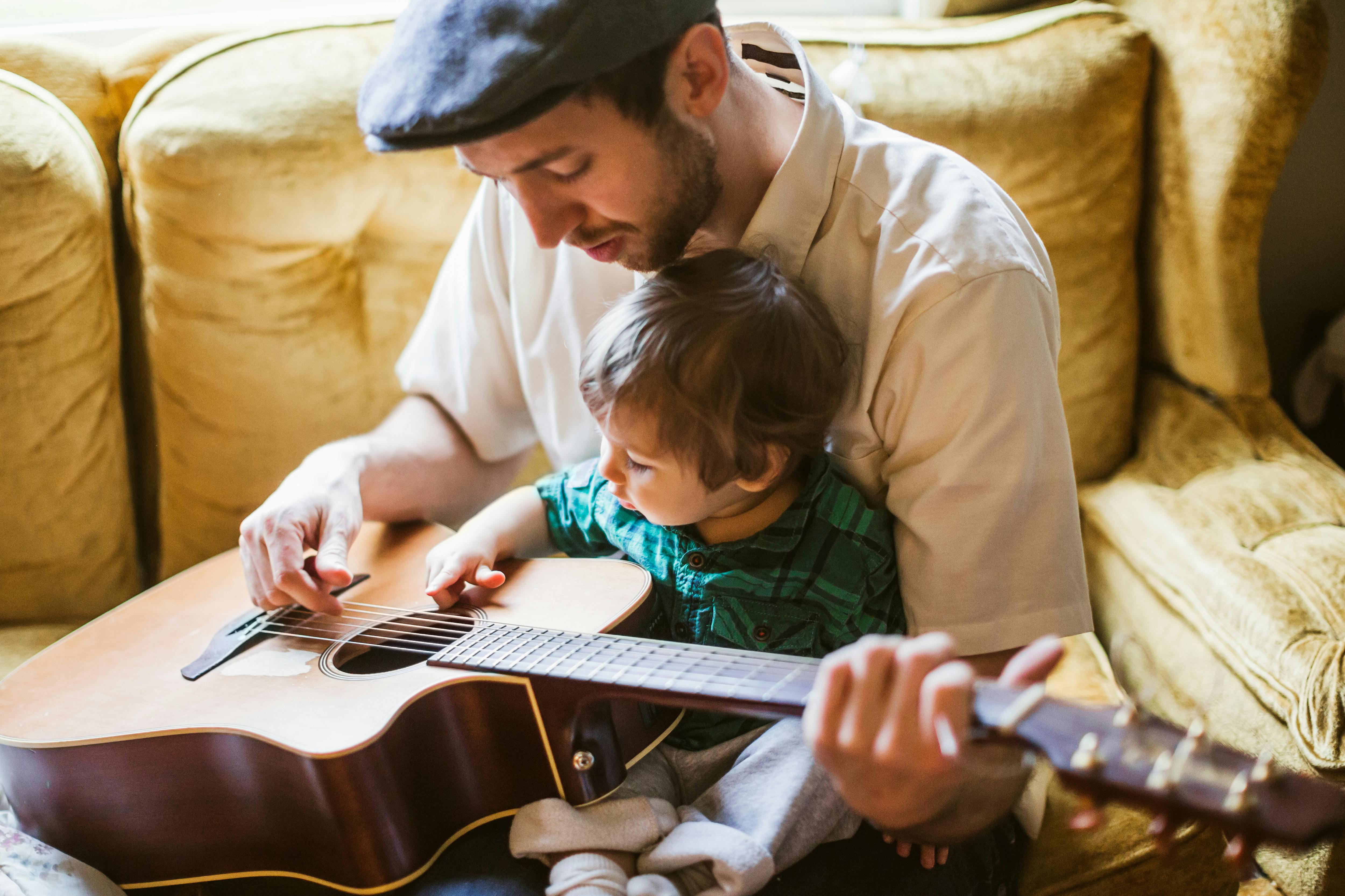 Skal dit barn have et musikinspireret navn som Billie eller Bruce? Far og søn med navn inspireret af musik spiller guitar