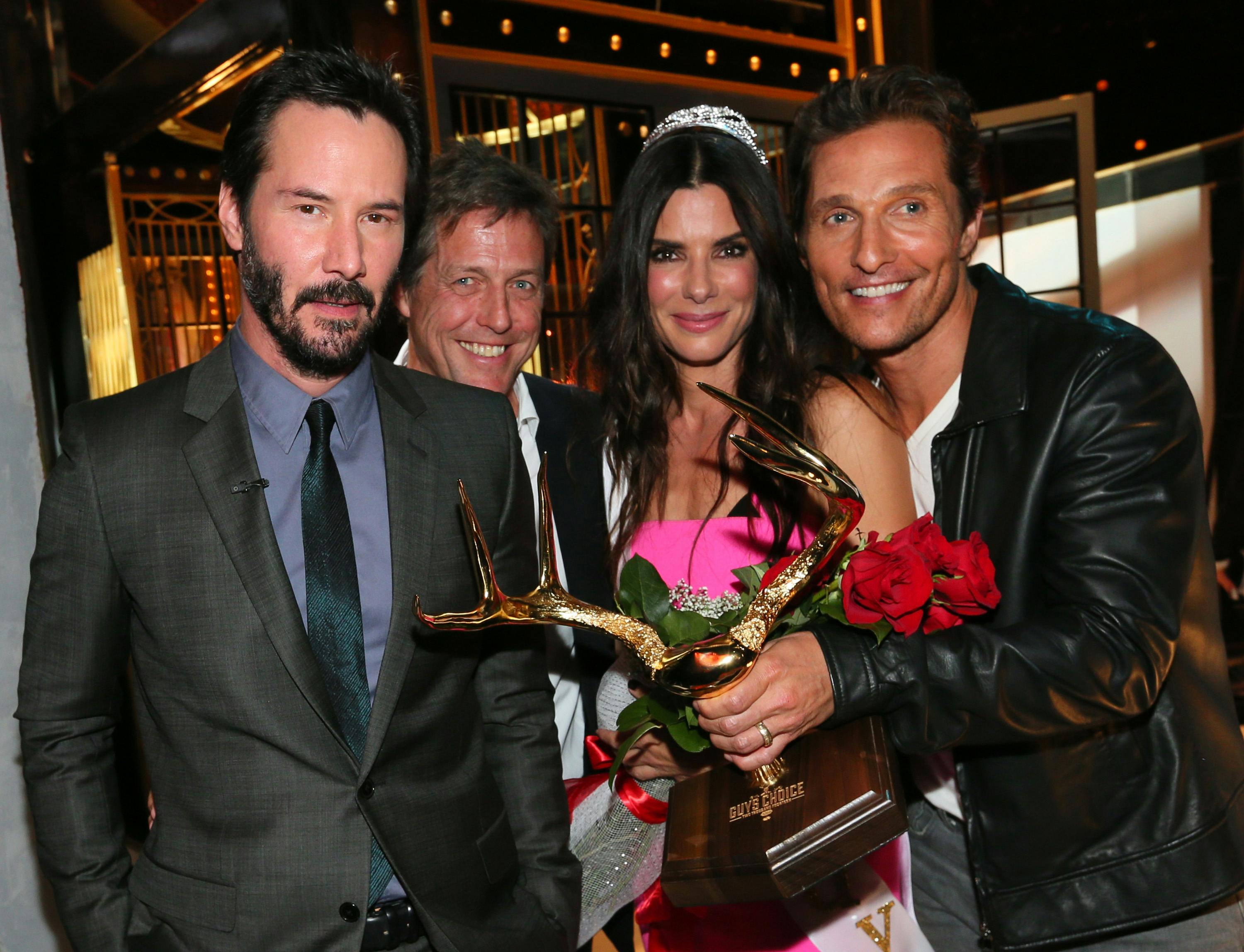 Sandra Bullock i ret godt selskab i 2014, hvor hun fyldte 50 år. Nemlig med flere af hendes leading men fra film: Keanu Reeves, Hugh Grant og Matthew McConaughey. Sandra Bullock, Keanu Reeves, Hugh Grant og Mathew McConaughey