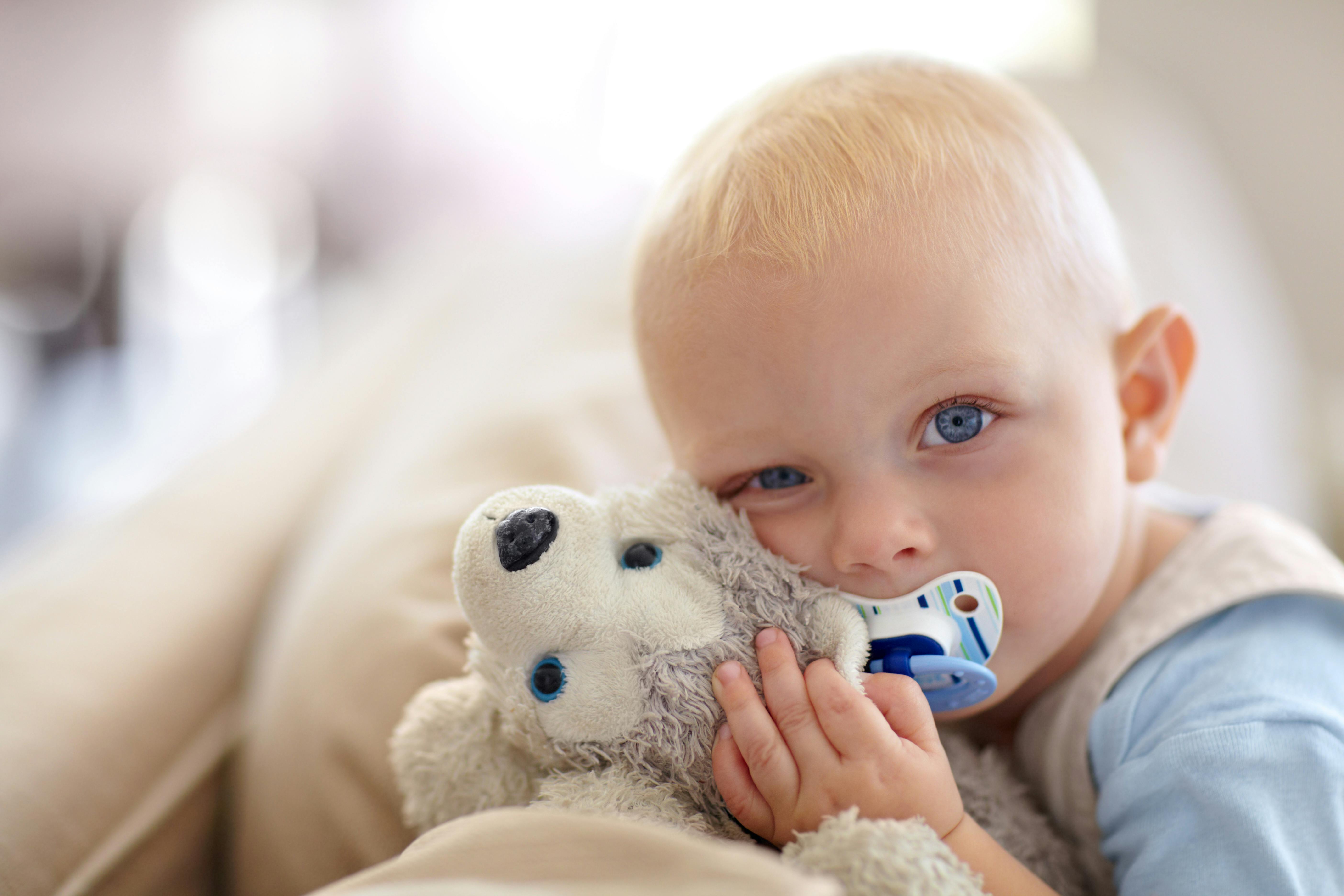 Hvilket drengenavn med N passer til denne lille fyr? Lille baby med et drengenavn med N