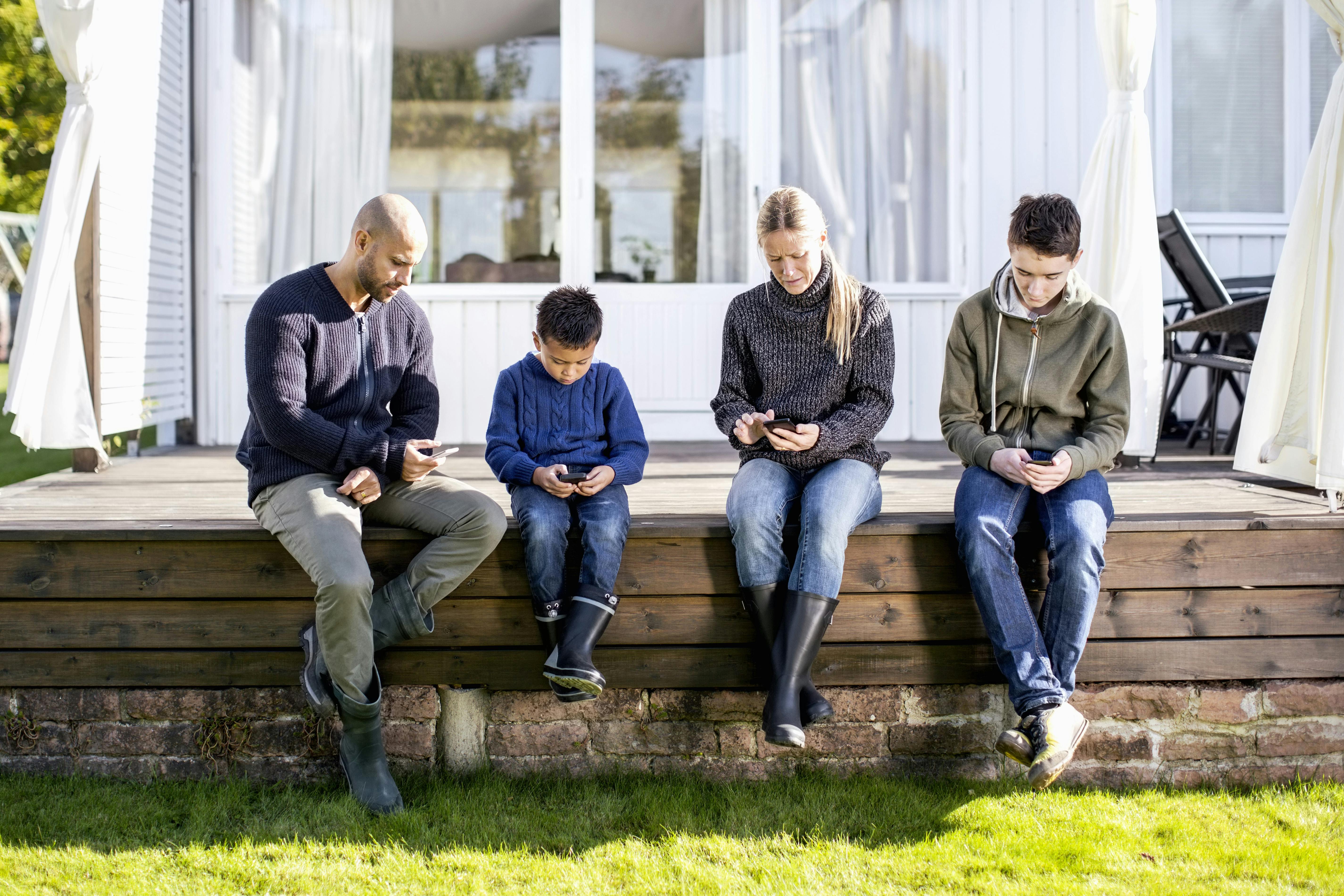 Legg bort mobilen: mobilavhengig familie