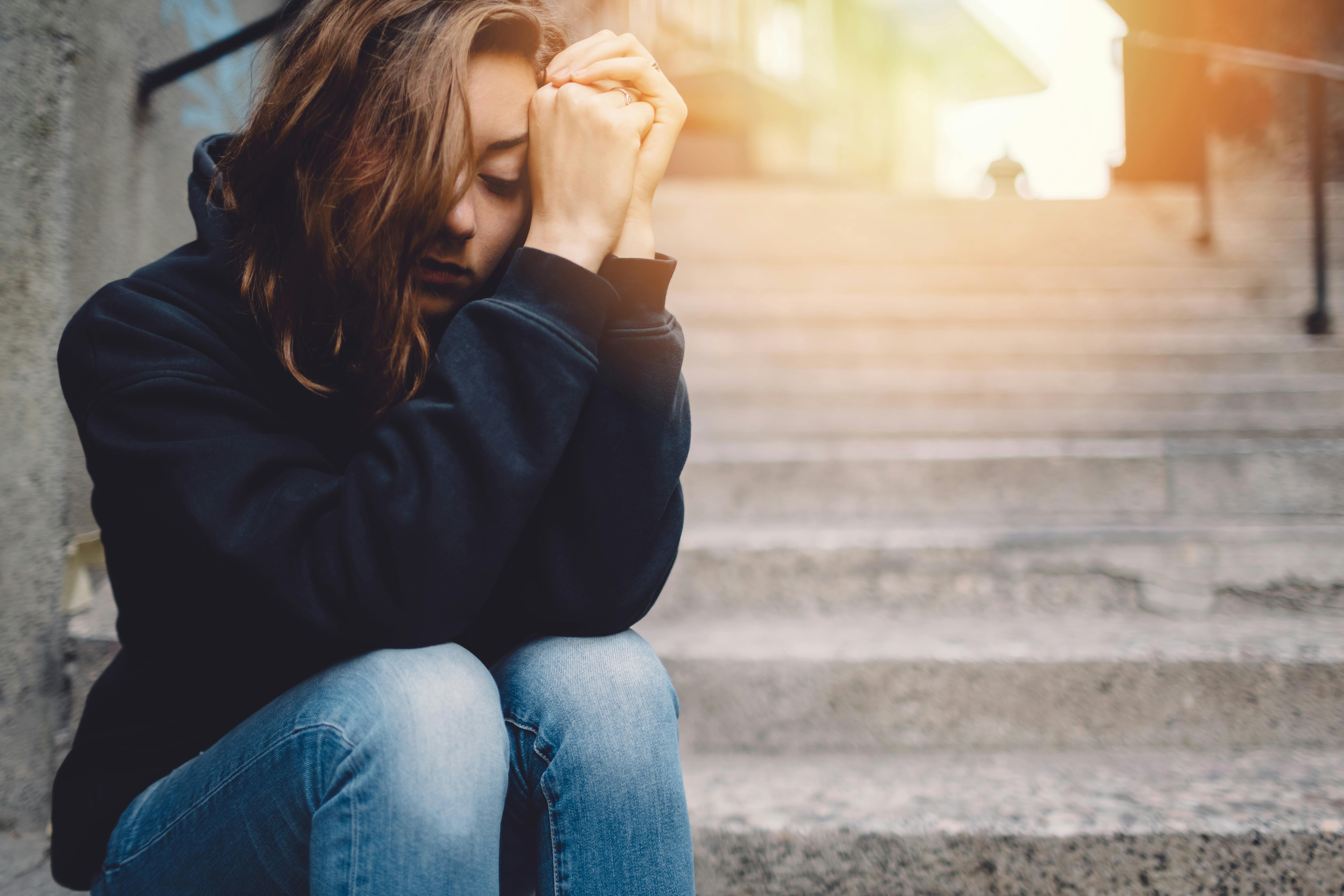 Gaslighting er enormt destruktiv manipulation. Trist kvinde